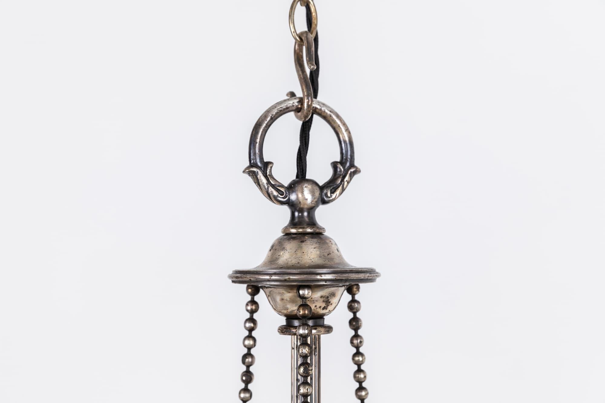 Anglais Grande suspension décorative ancienne en verre opalin de 16 pouces, C.1920 en vente