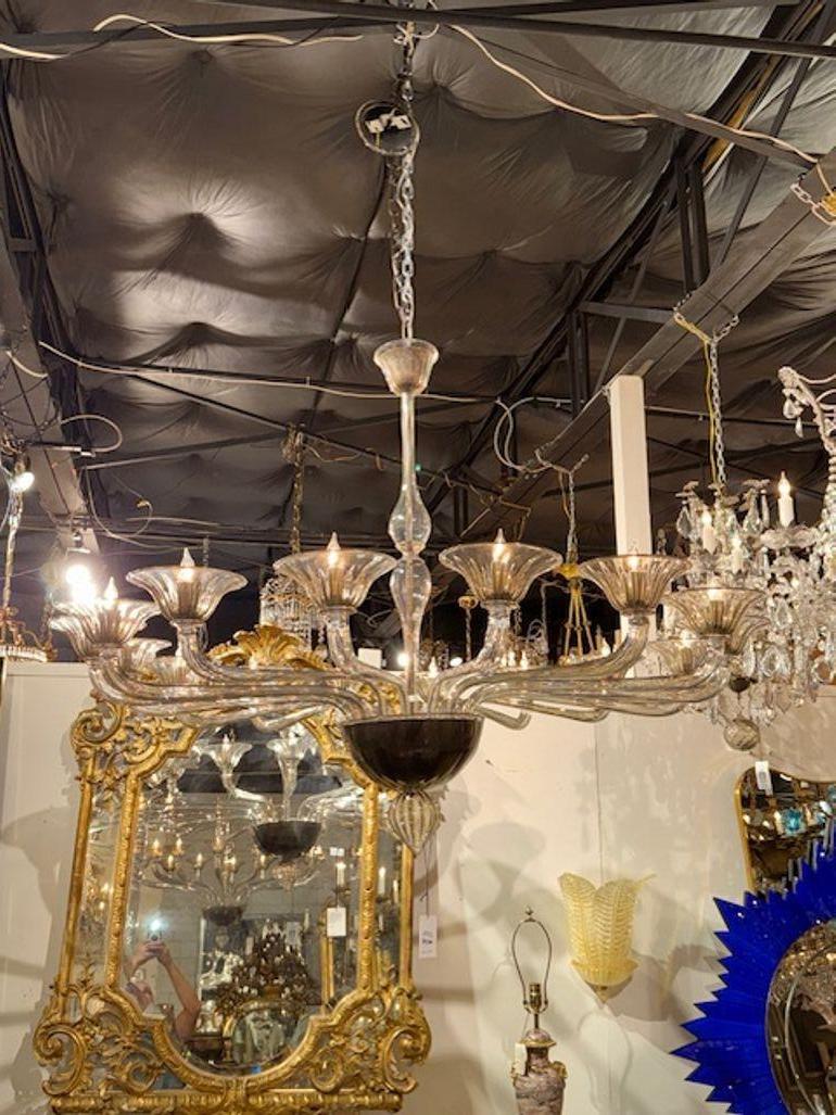 Lampadario a 16 bracci in vetro di Murano moderno e di grandi dimensioni. Il lampadario è stato ricablato professionalmente e viene fornito con catena e baldacchino coordinati. È pronto per essere appeso! 42h x 48w