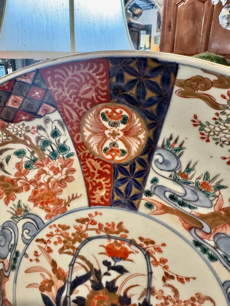 Grand chargeur Imari de 16 pouces, période Meiji Bon état - En vente à Pasadena, CA