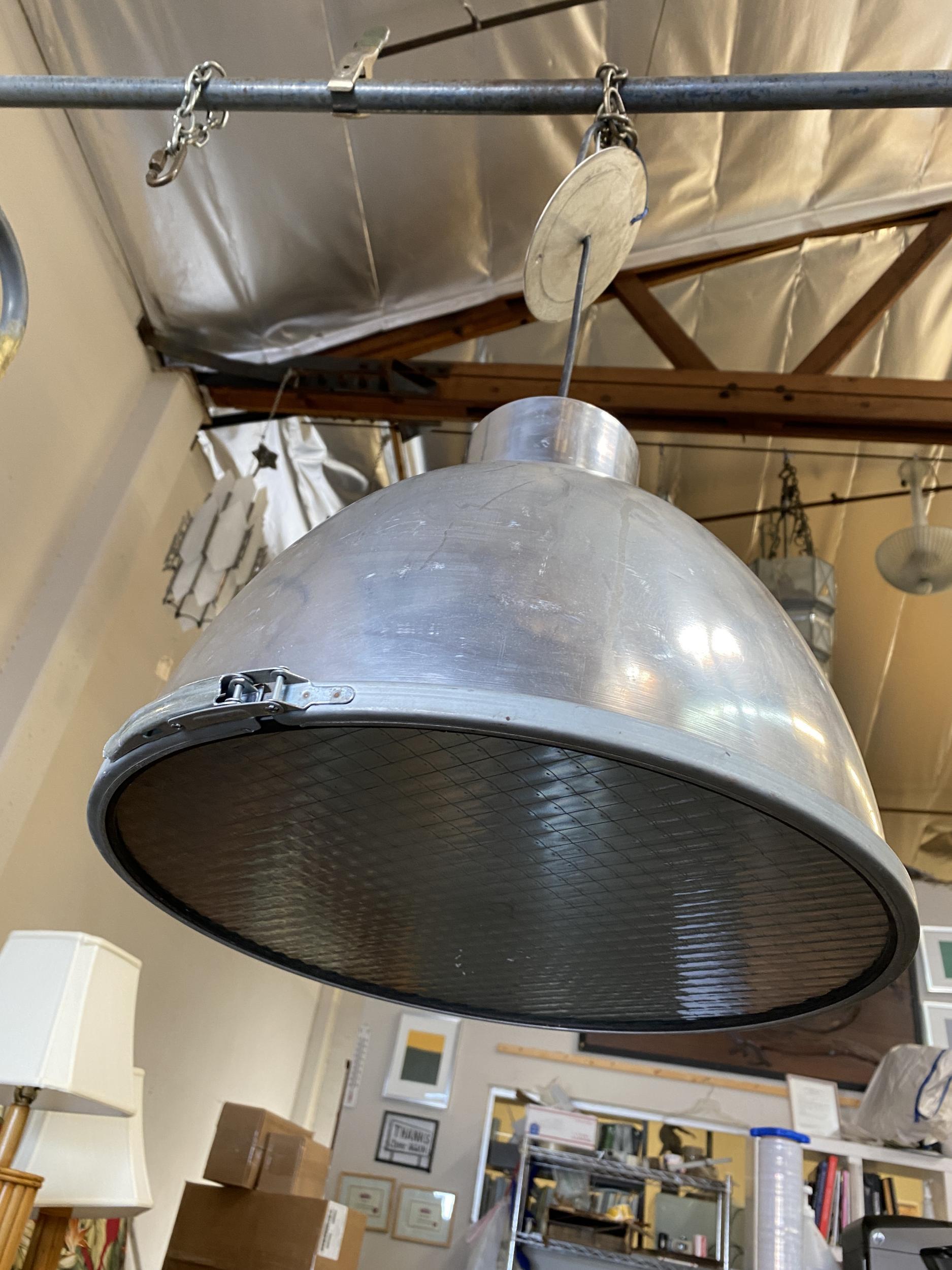 Industriel Grande lampe à suspension industrielle en aluminium en vente