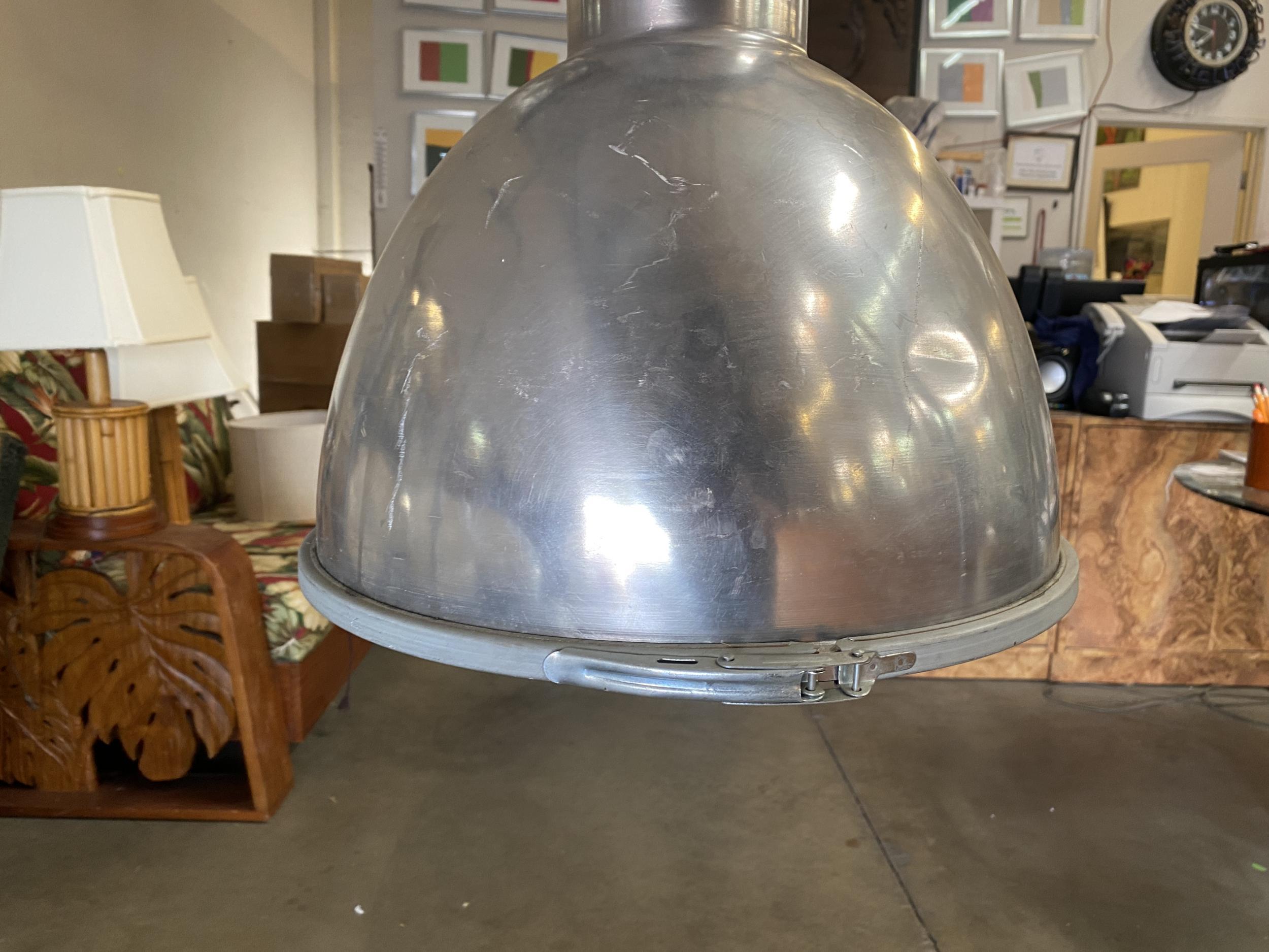 Grande lampe à suspension industrielle en aluminium Excellent état - En vente à Van Nuys, CA