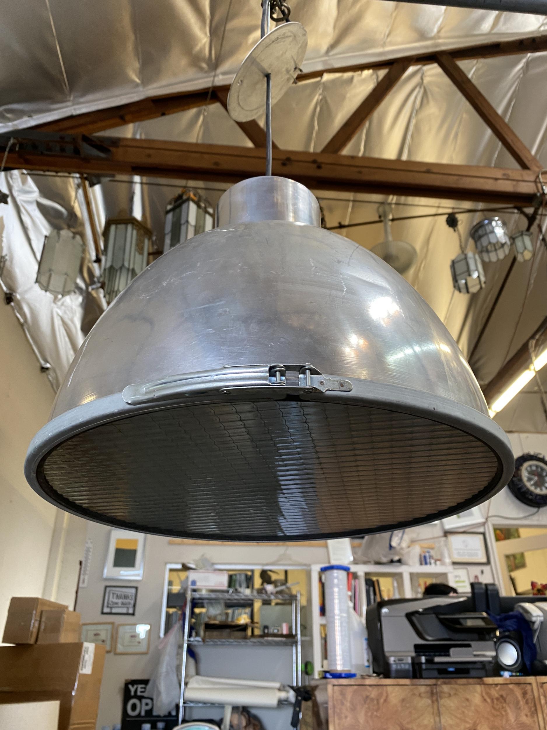 Fin du 20e siècle Grande lampe à suspension industrielle en aluminium en vente