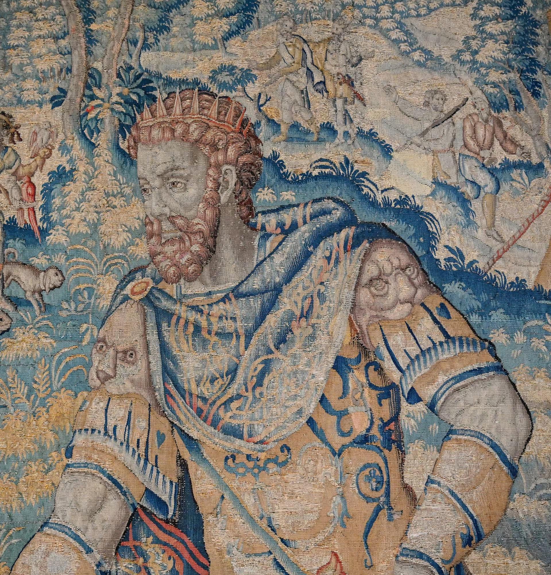 Un importante arazzo fiammingo di grandi dimensioni 

XVI-XVII secolo

Soggetto dell'Antico Testamento raffigurante il re Salomone, in piedi davanti alla sua tenda in armatura, che riceve in dono due pavoni da un vecchio mercante che si inginocchia