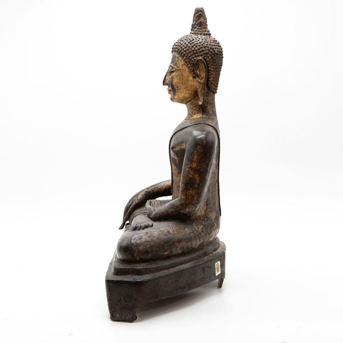 Thaïlandais Grand bouddha du Siam en bronze doré des XVIe et XVIIe siècles, de style Sukhothai en vente