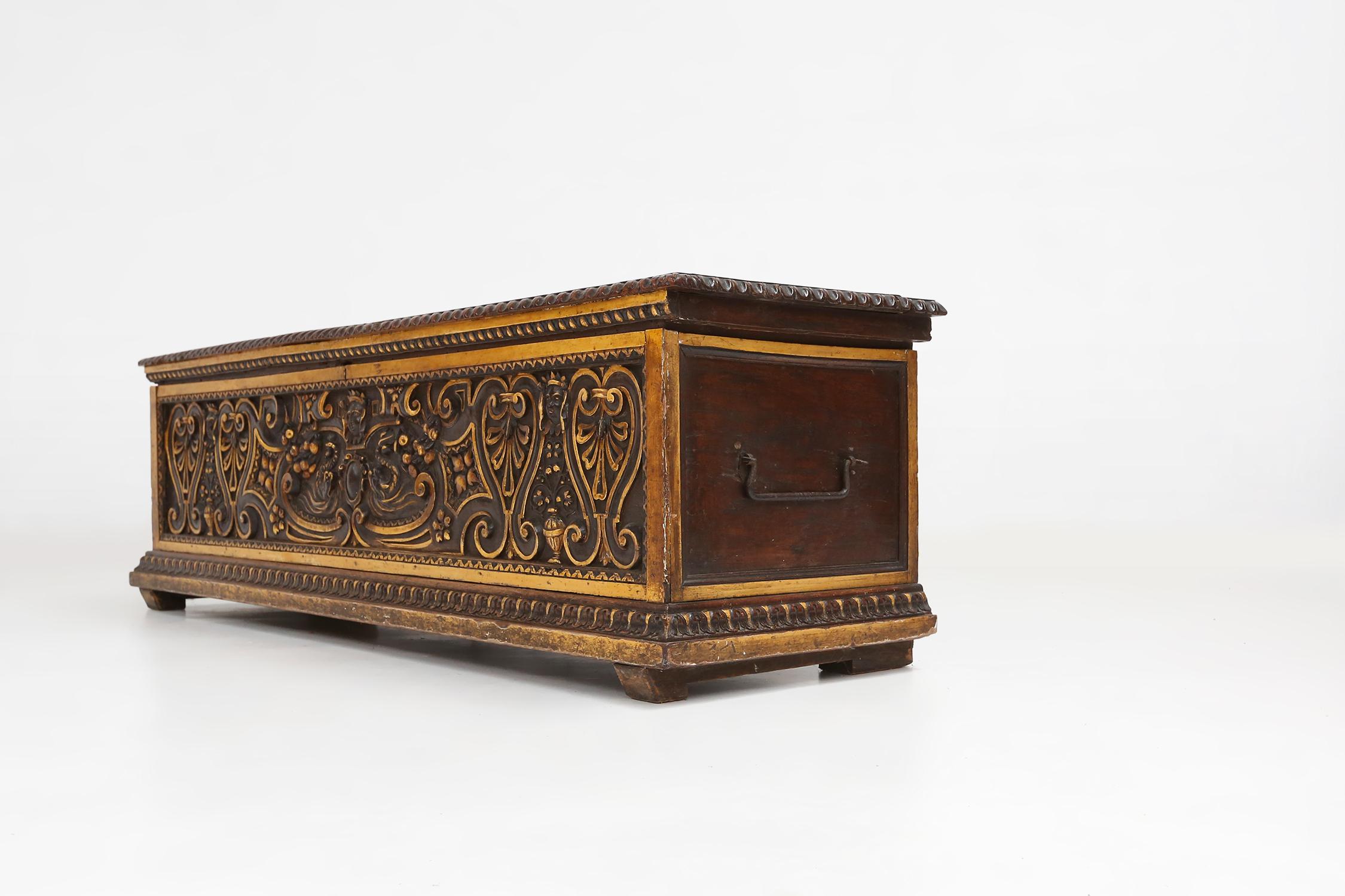 Large 16th century carved and polychroom painted oak Venetian chest, Italy For Sale 2