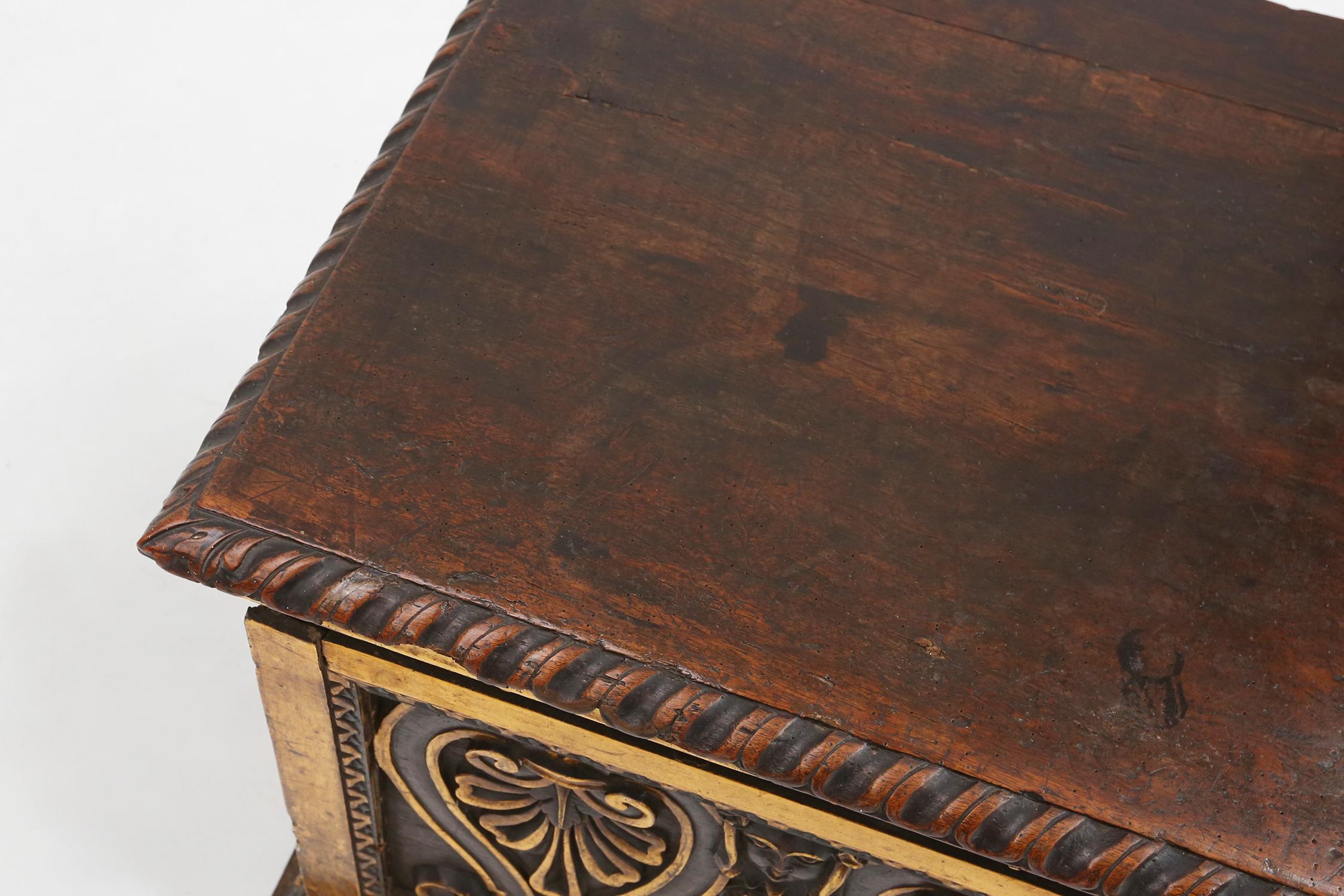 Large 16th century carved and polychroom painted oak Venetian chest, Italy For Sale 5