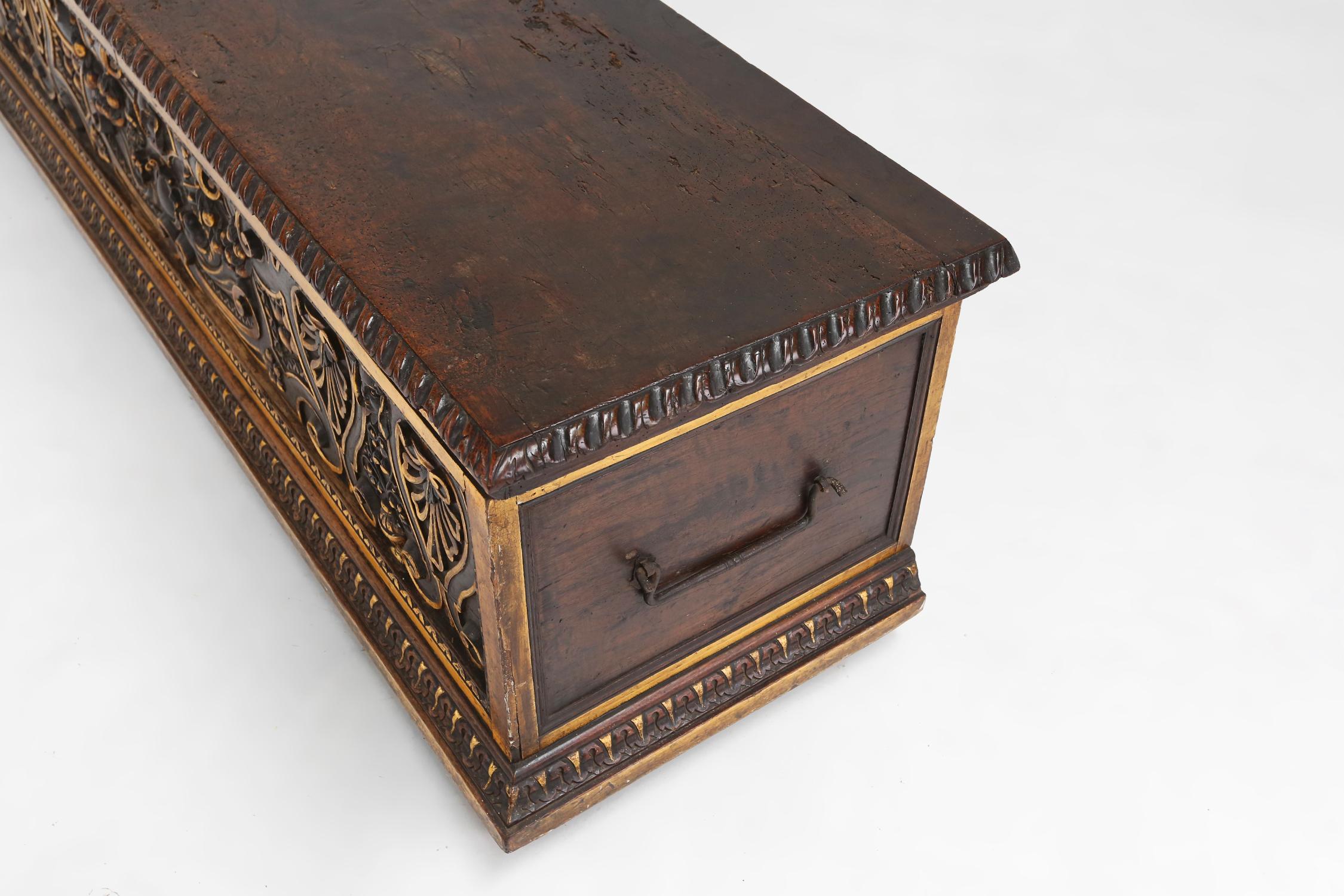 Large 16th century carved and polychroom painted oak Venetian chest, Italy For Sale 6