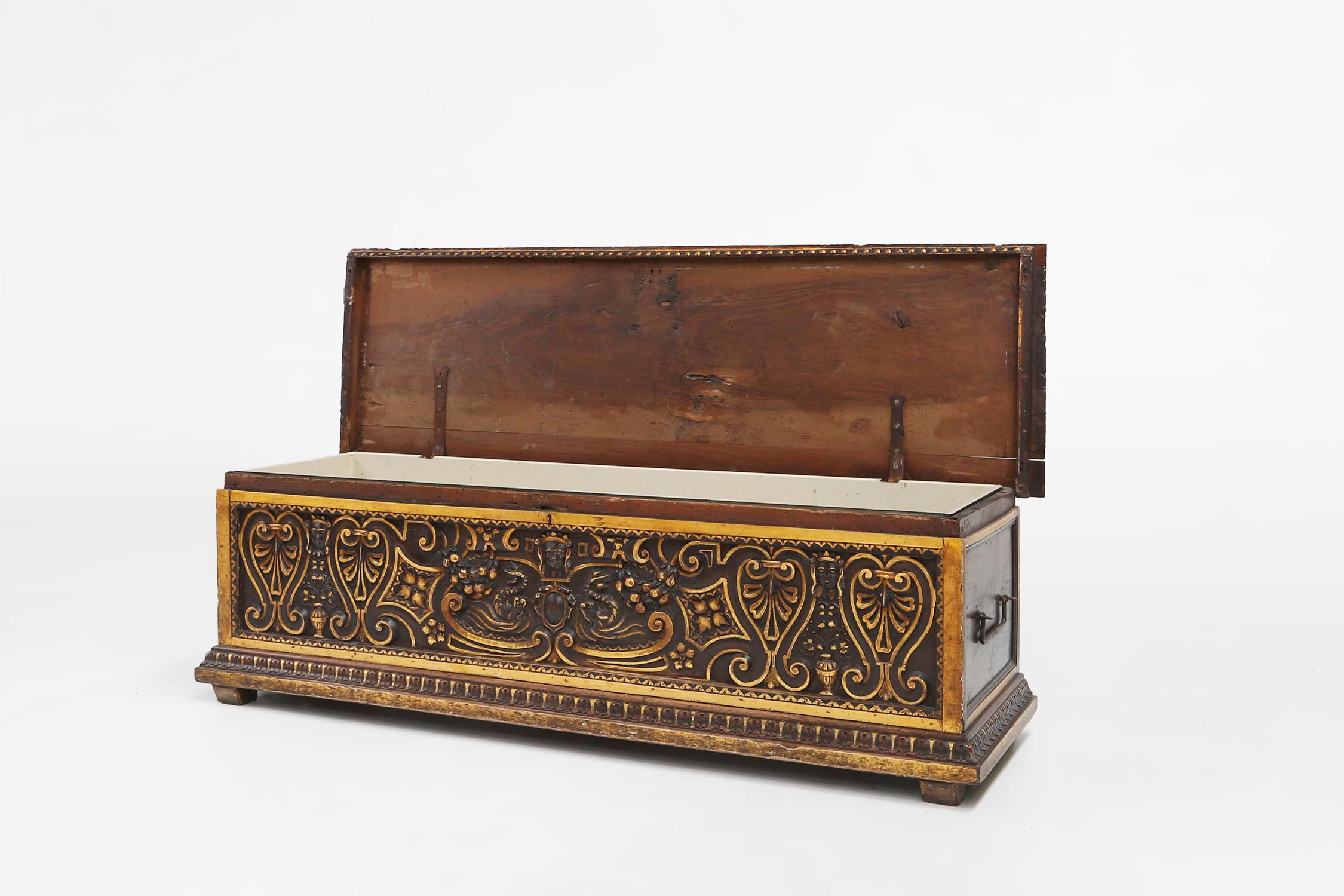 Large 16th century carved and polychroom painted oak Venetian chest, Italy For Sale 7