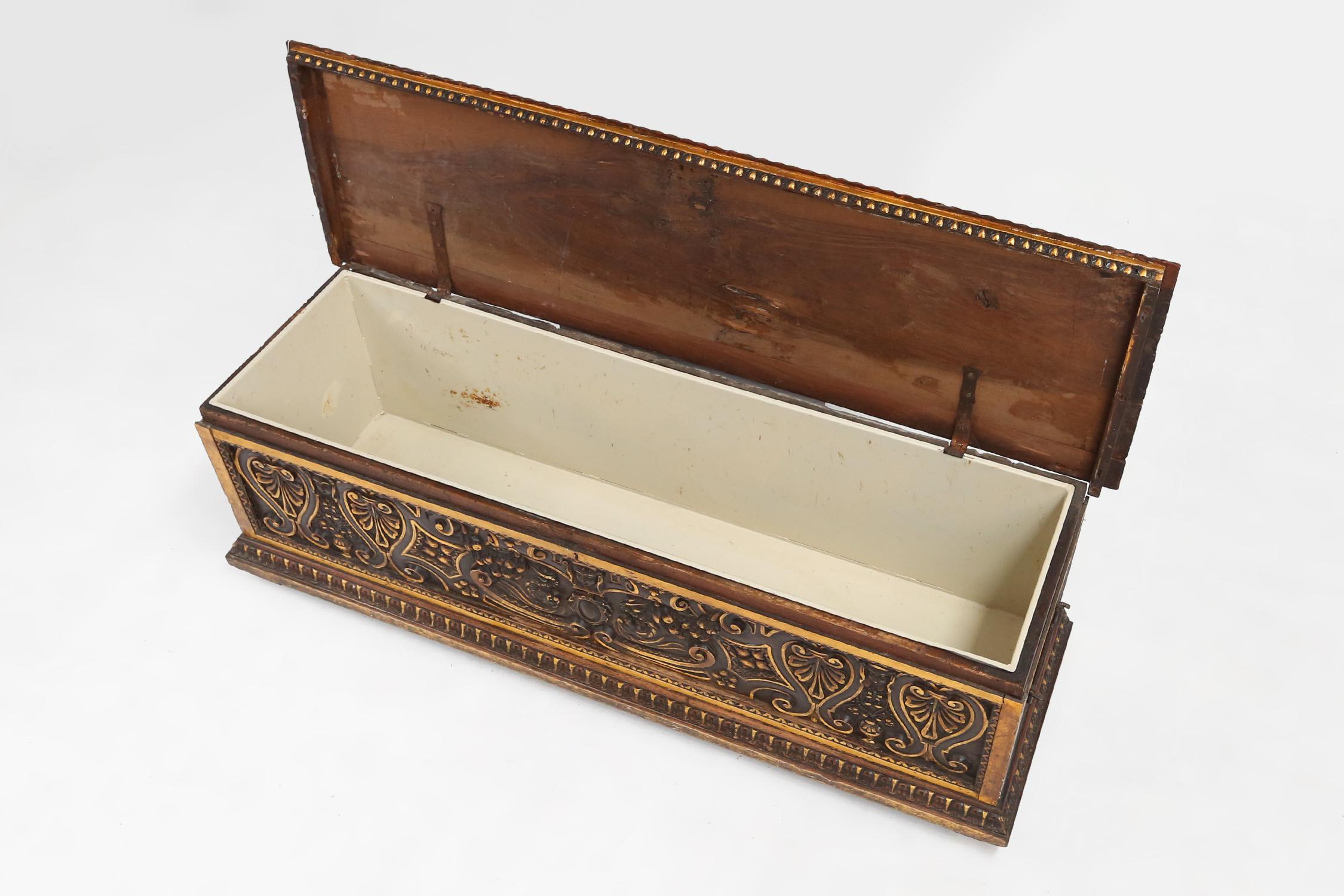 Large 16th century carved and polychroom painted oak Venetian chest, Italy For Sale 8