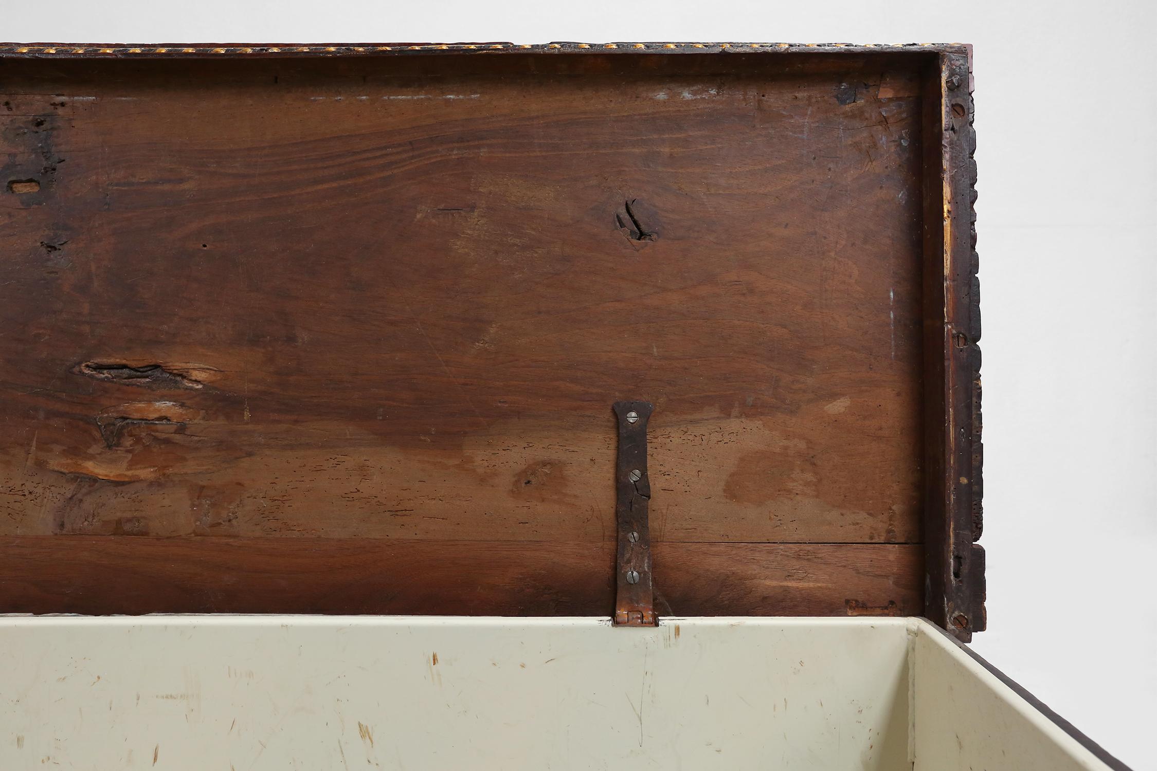 Large 16th century carved and polychroom painted oak Venetian chest, Italy For Sale 9