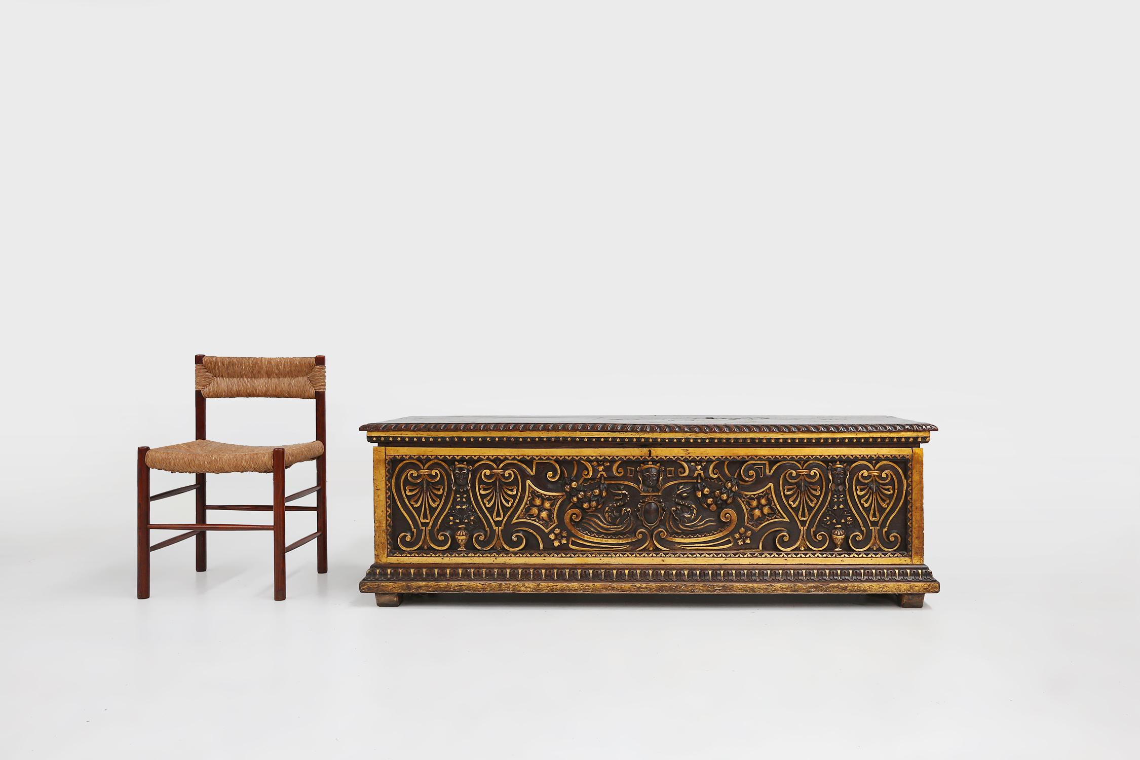 Italy / 16th century / Venetian chest or Cassone / oak, polychroom / antique / renaissance 

A large carved and gilt painted Venetian marriage chest made in oak in the 16th century in Italy. The chest has a rectangular shape and is resting on 4