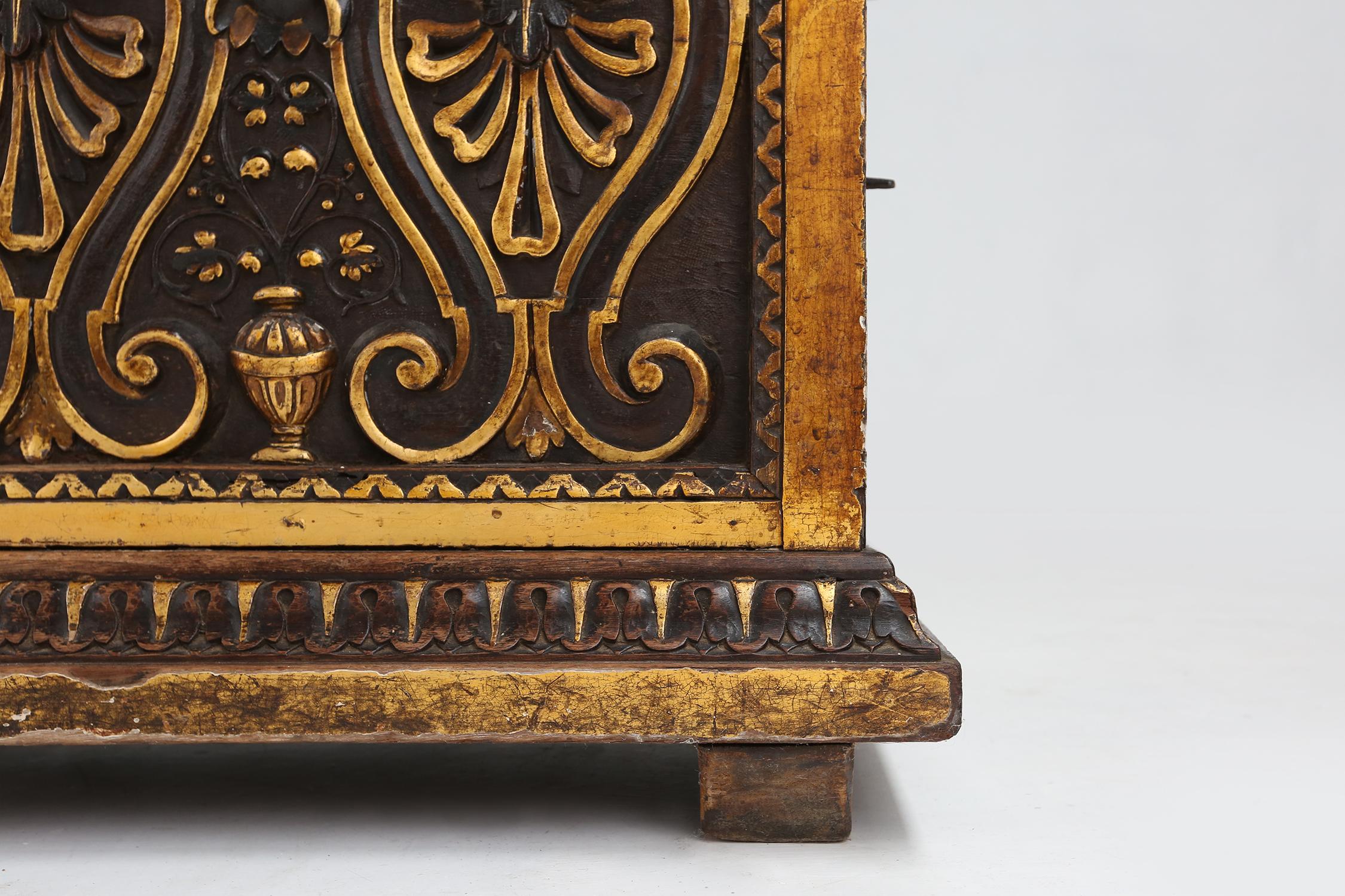 Large 16th century carved and polychroom painted oak Venetian chest, Italy In Good Condition For Sale In Meulebeke, BE