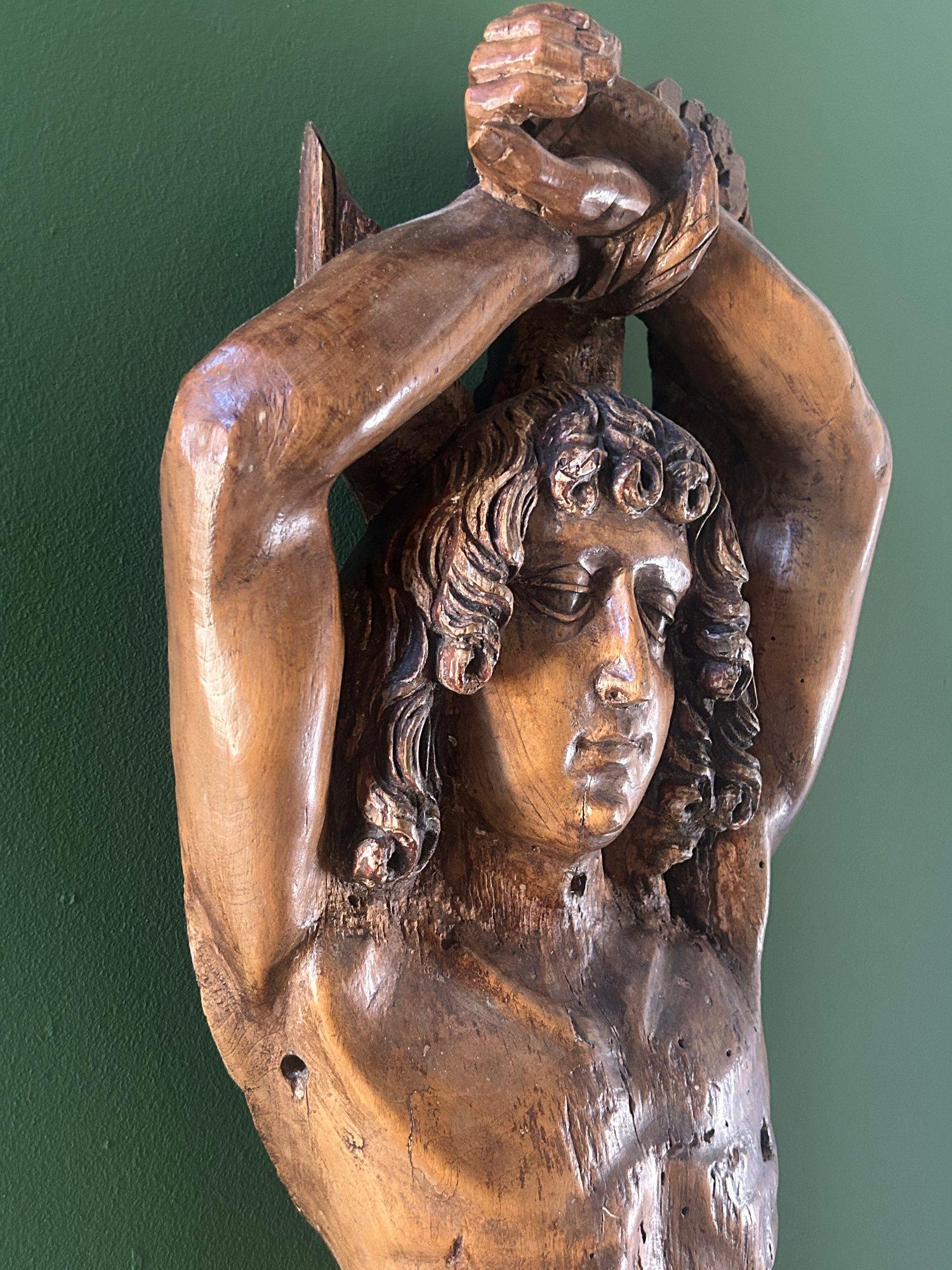 Grande scultura di San Sebastiano in legno di tiglio intagliato tedesco del XVI secolo in vendita 2