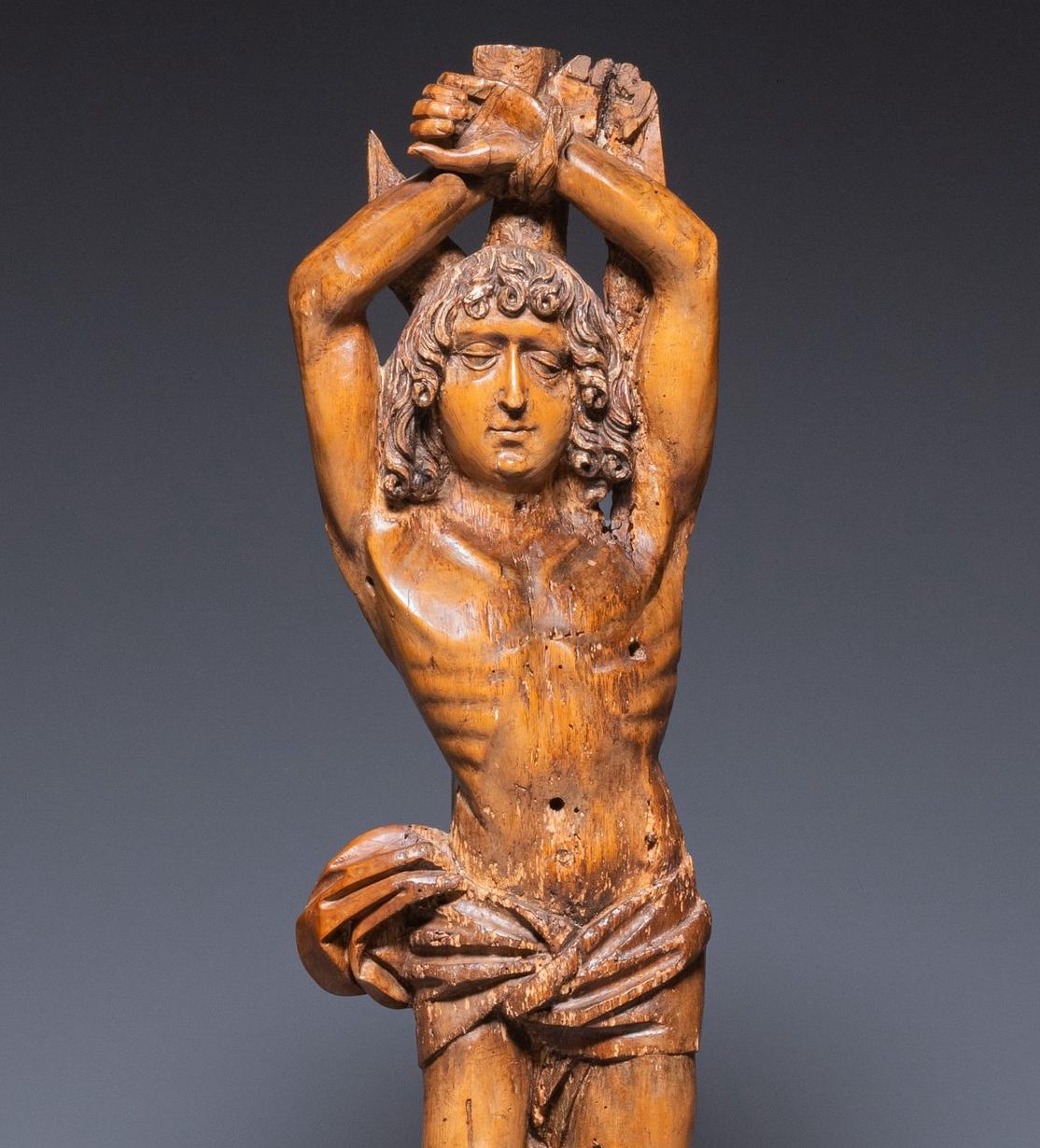 Rinascimento Grande scultura di San Sebastiano in legno di tiglio intagliato tedesco del XVI secolo in vendita