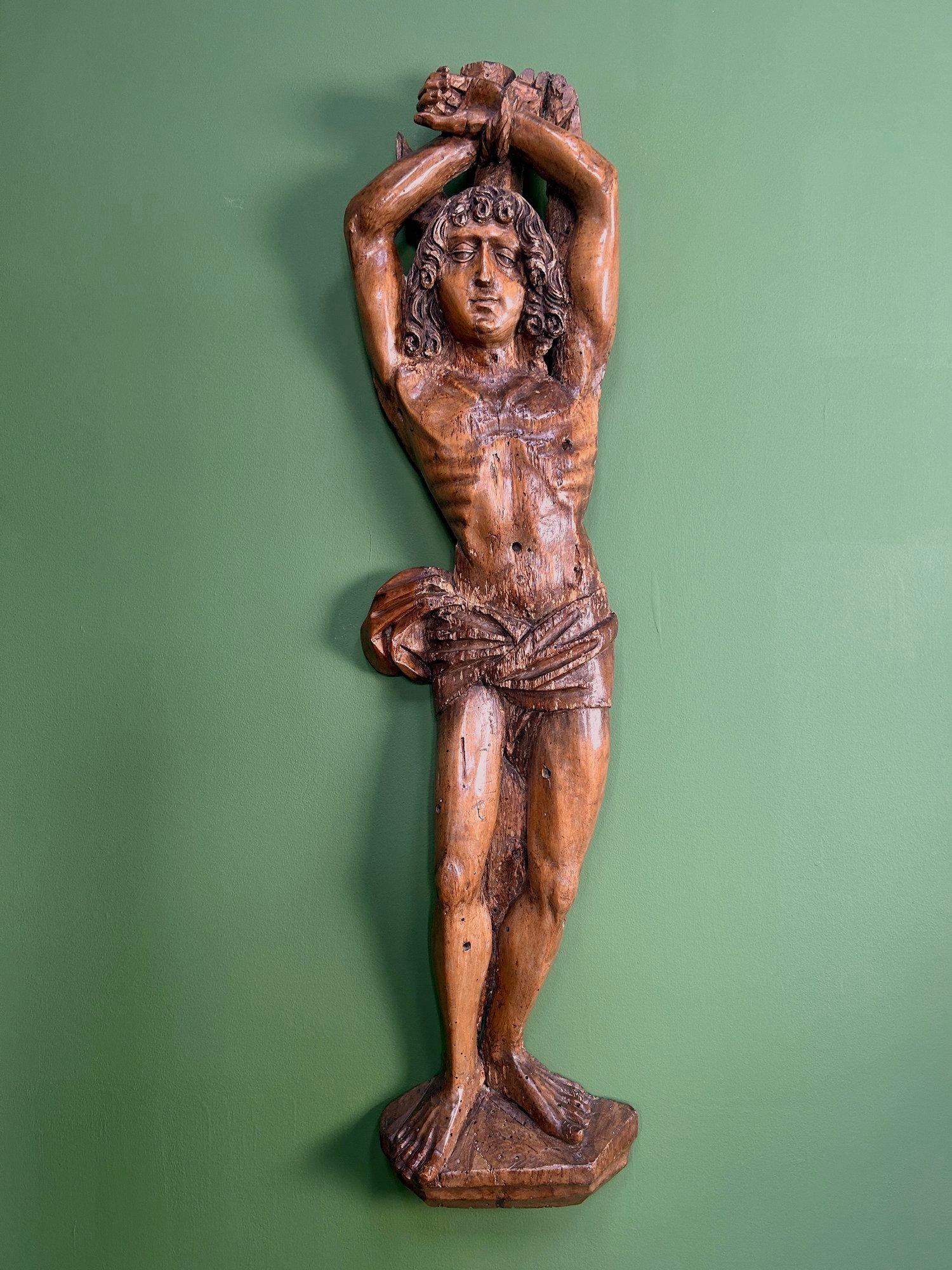Tedesco Grande scultura di San Sebastiano in legno di tiglio intagliato tedesco del XVI secolo in vendita