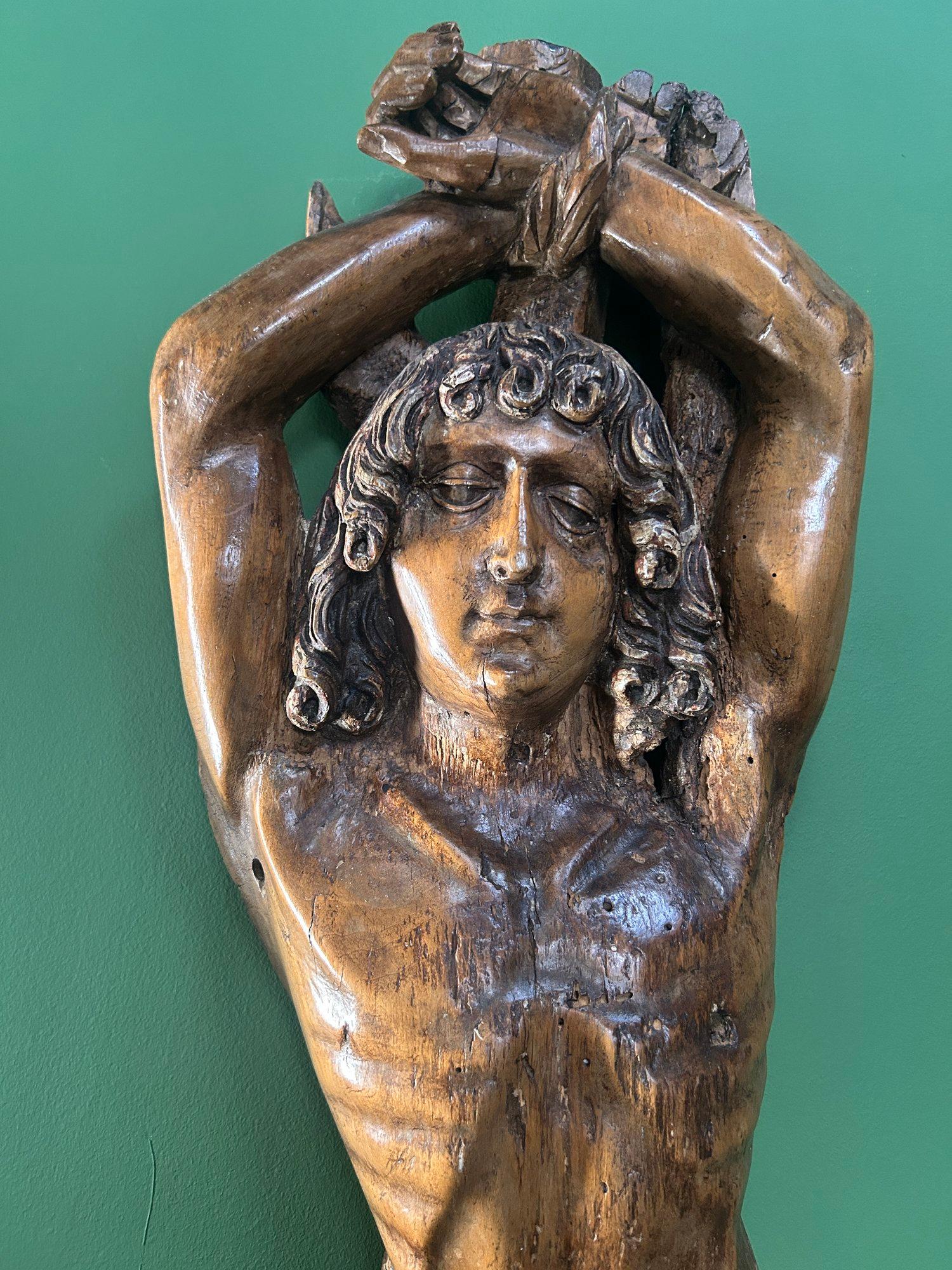 Intagliato Grande scultura di San Sebastiano in legno di tiglio intagliato tedesco del XVI secolo in vendita