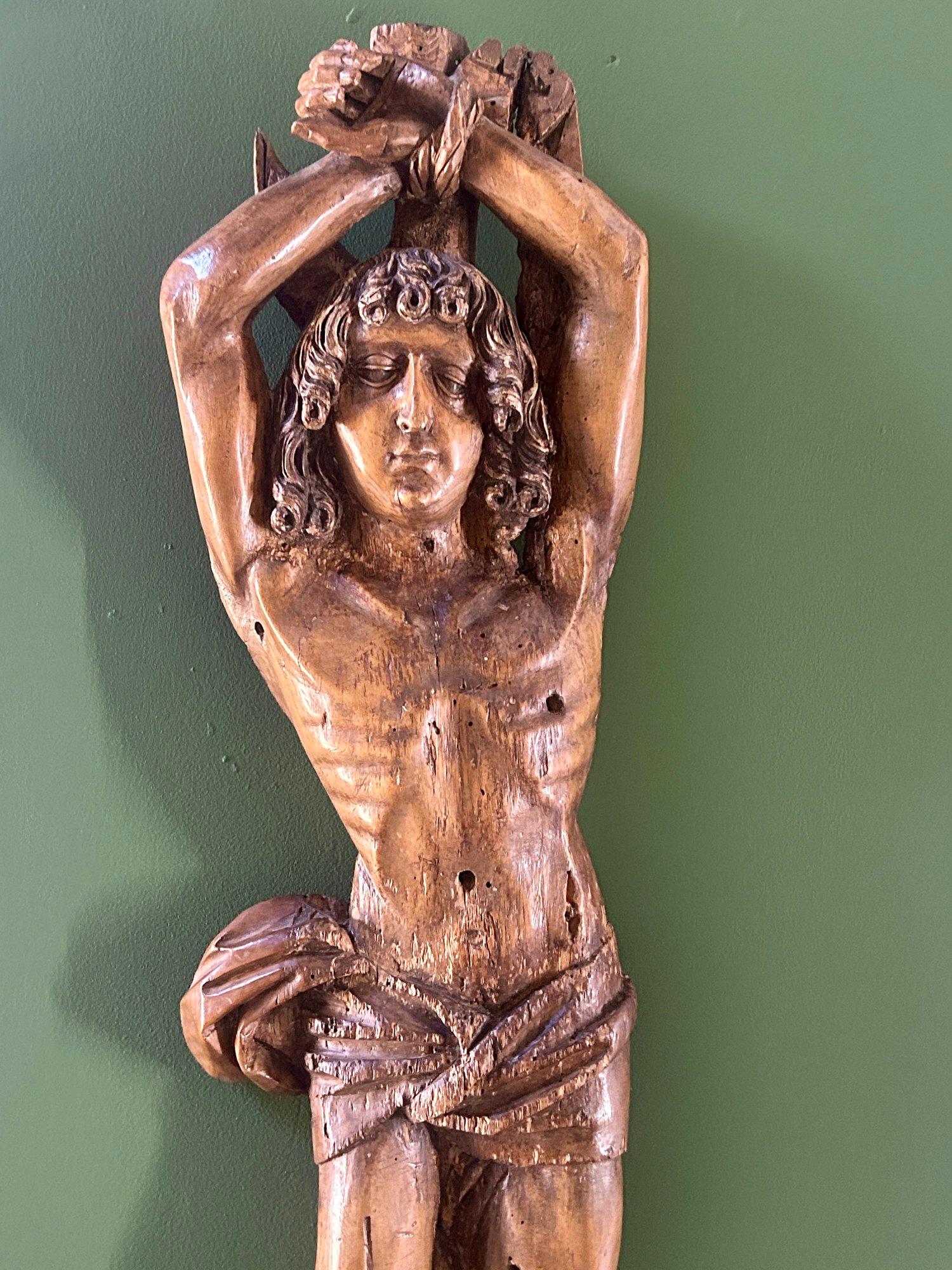 Grande scultura di San Sebastiano in legno di tiglio intagliato tedesco del XVI secolo In condizioni buone in vendita a London, GB