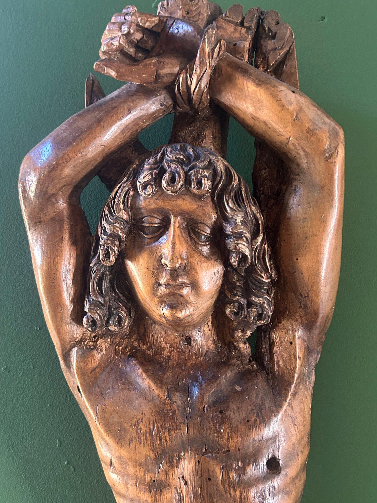 Fino al XVIII secolo Grande scultura di San Sebastiano in legno di tiglio intagliato tedesco del XVI secolo in vendita
