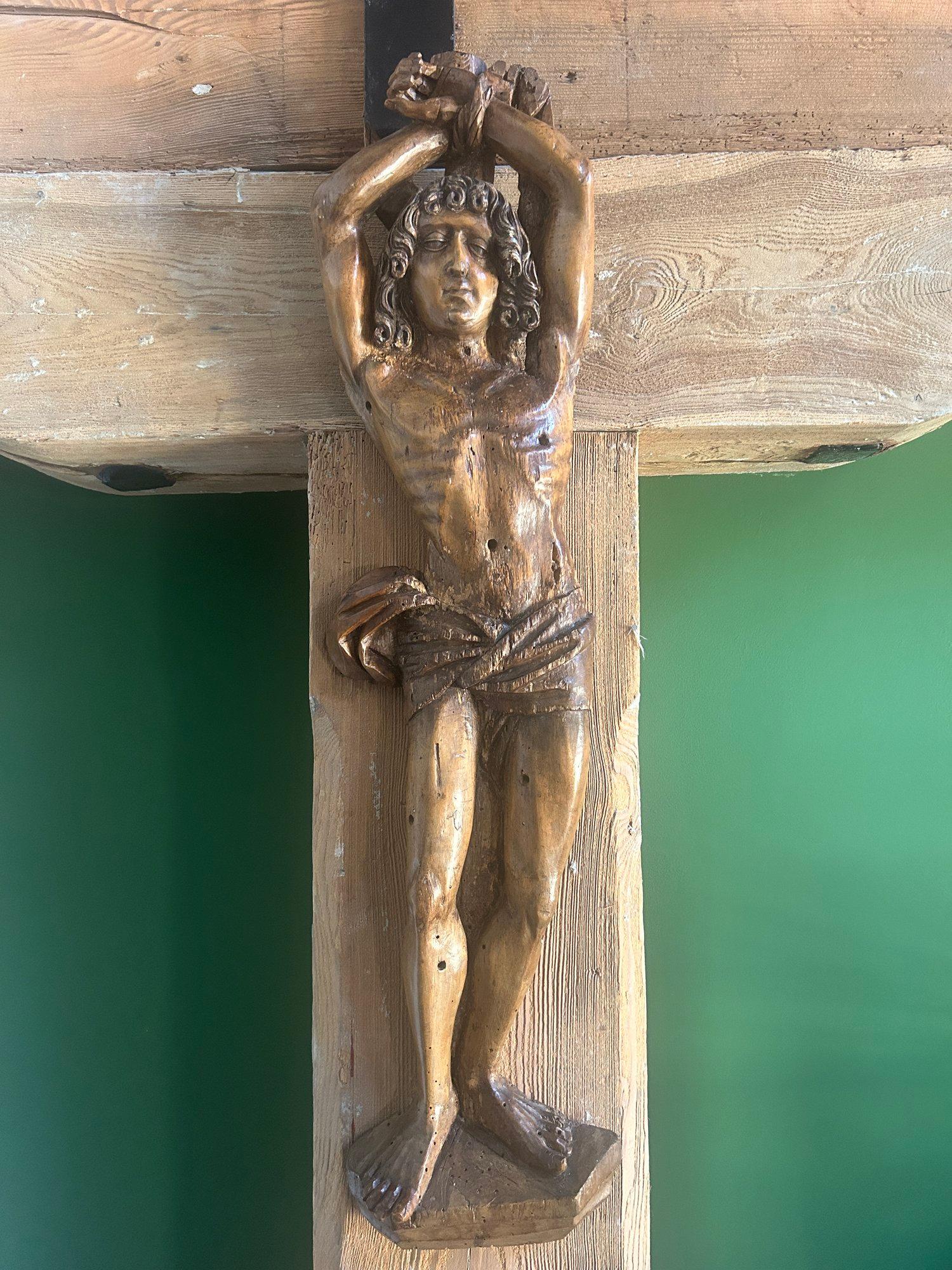 Legno Grande scultura di San Sebastiano in legno di tiglio intagliato tedesco del XVI secolo in vendita