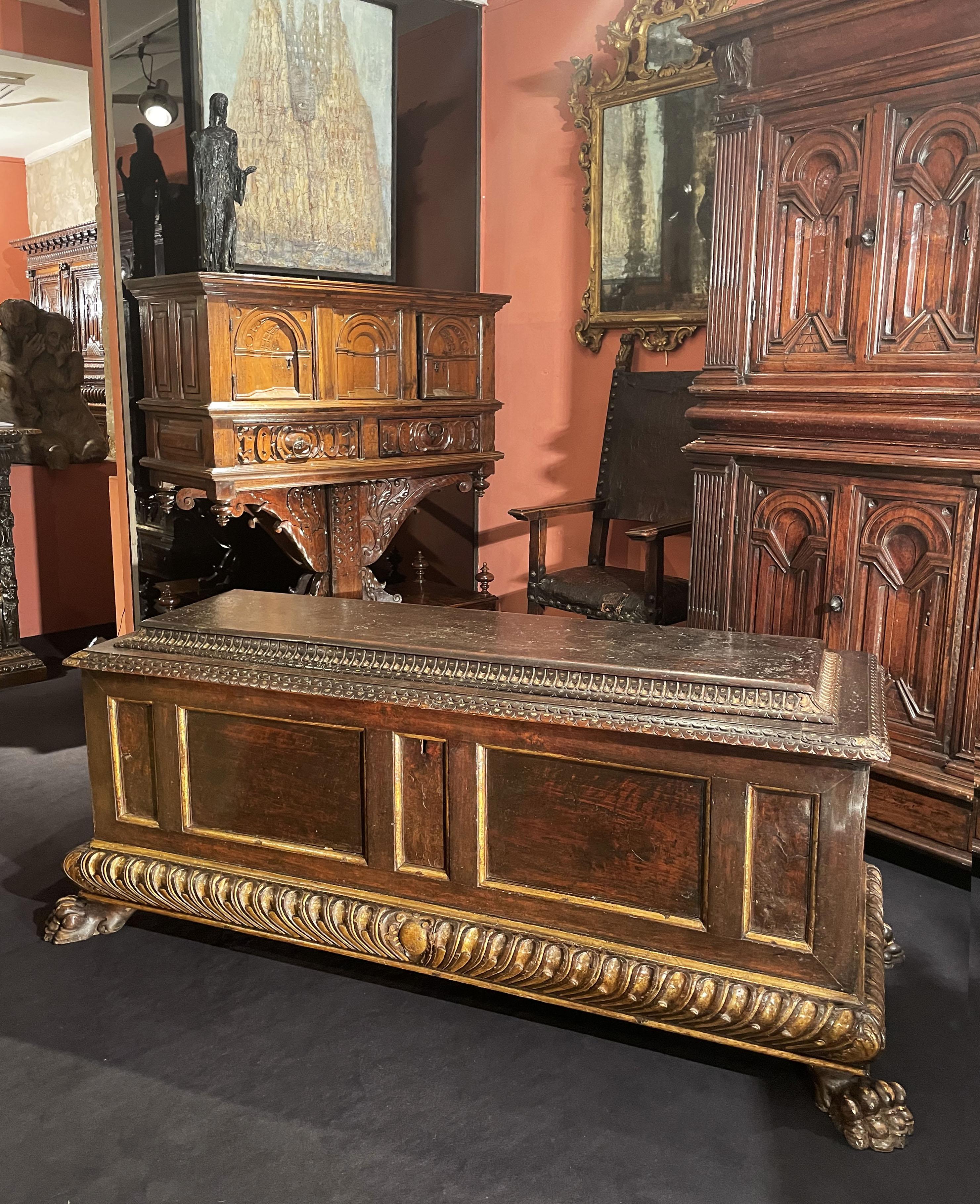 Large wedding chest in tinted and gilded walnut, the lid animated with a frieze of pearls, the sides with compartments, the belt decorated with gadroons. It rests on four claw feets.
