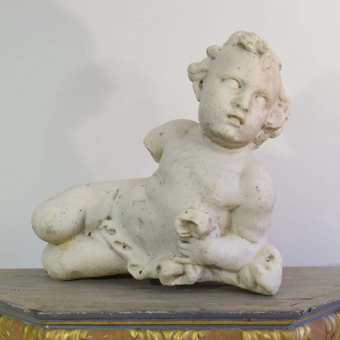 Bel ange baroque en marbre vieilli. 
Italie 17/18ème siècle. Vieillissement, pertes et réparations anciennes. 
D'autres photos sont disponibles sur demande.