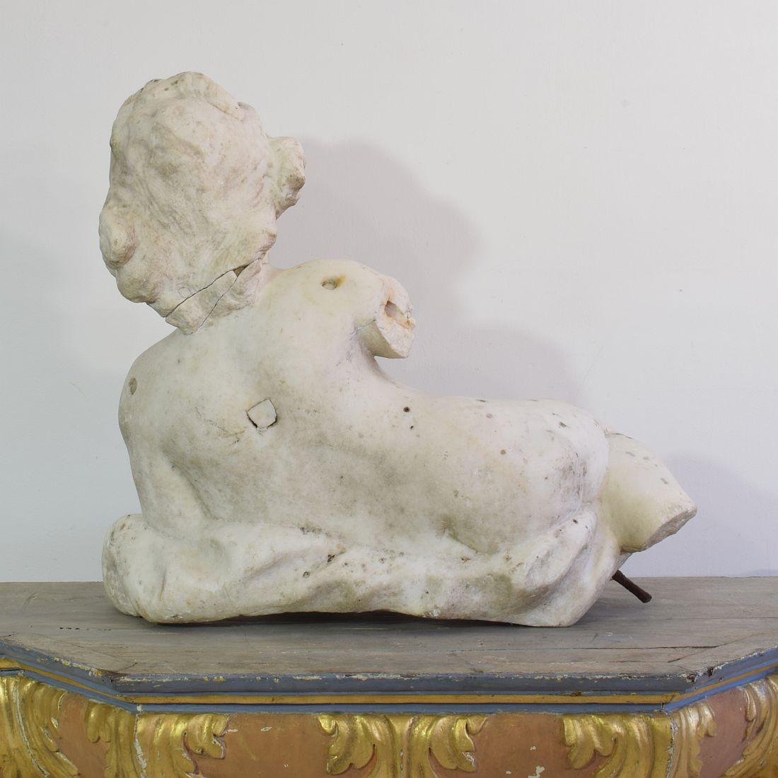 Großes italienisches Barock-Engelfragment aus geschnitztem Carrara-Marmor, 17.-18. Jahrhundert im Zustand „Gut“ im Angebot in Buisson, FR