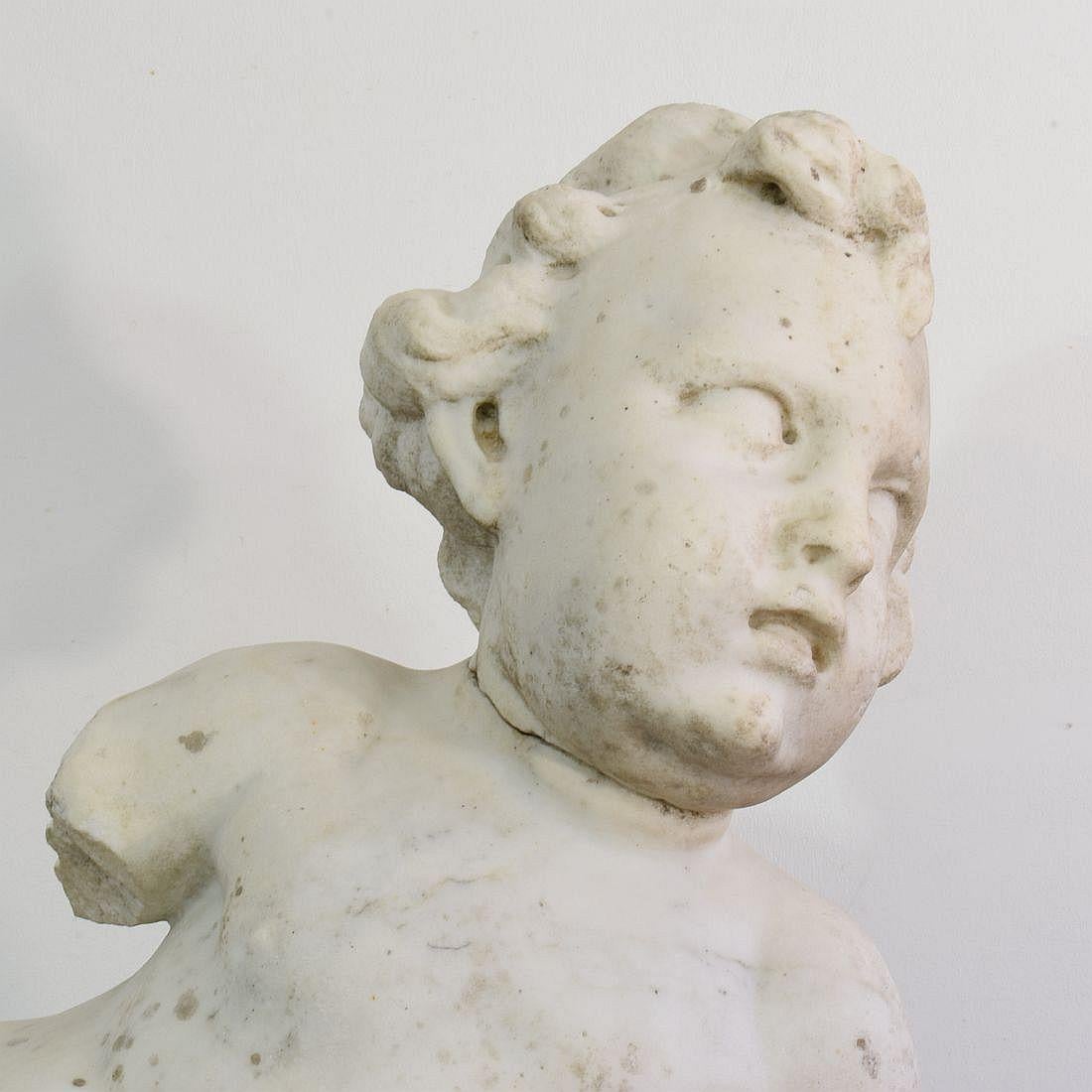 Grand fragment d'ange baroque italien en marbre de Carrare sculpté du 17/18e siècle en vente 2