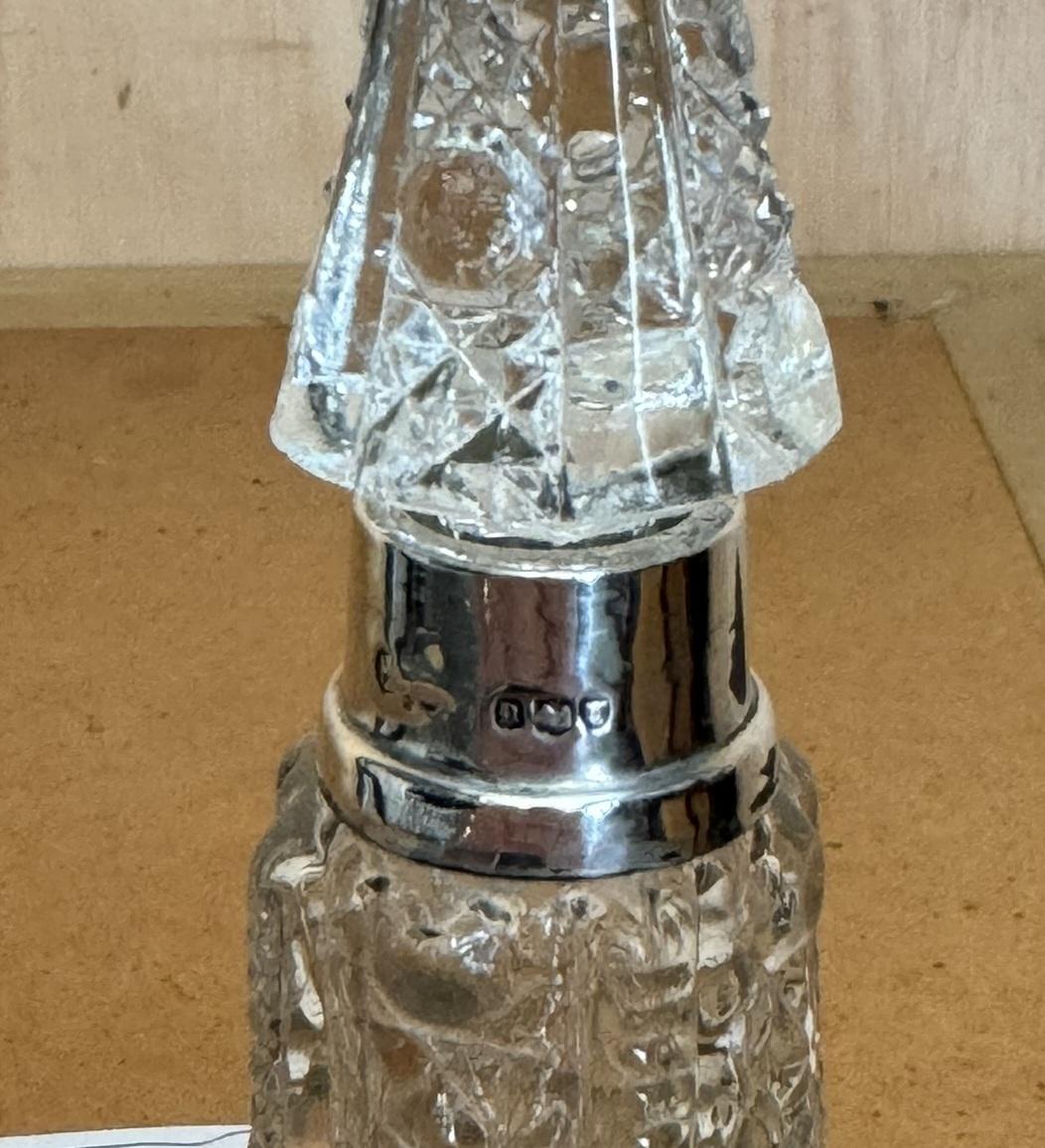 GRAN Frasco de PERFUME ANTIGUO de 17,5 cm 1908 Frasco de vidrio tallado con cristales de plata esterlina en venta 3
