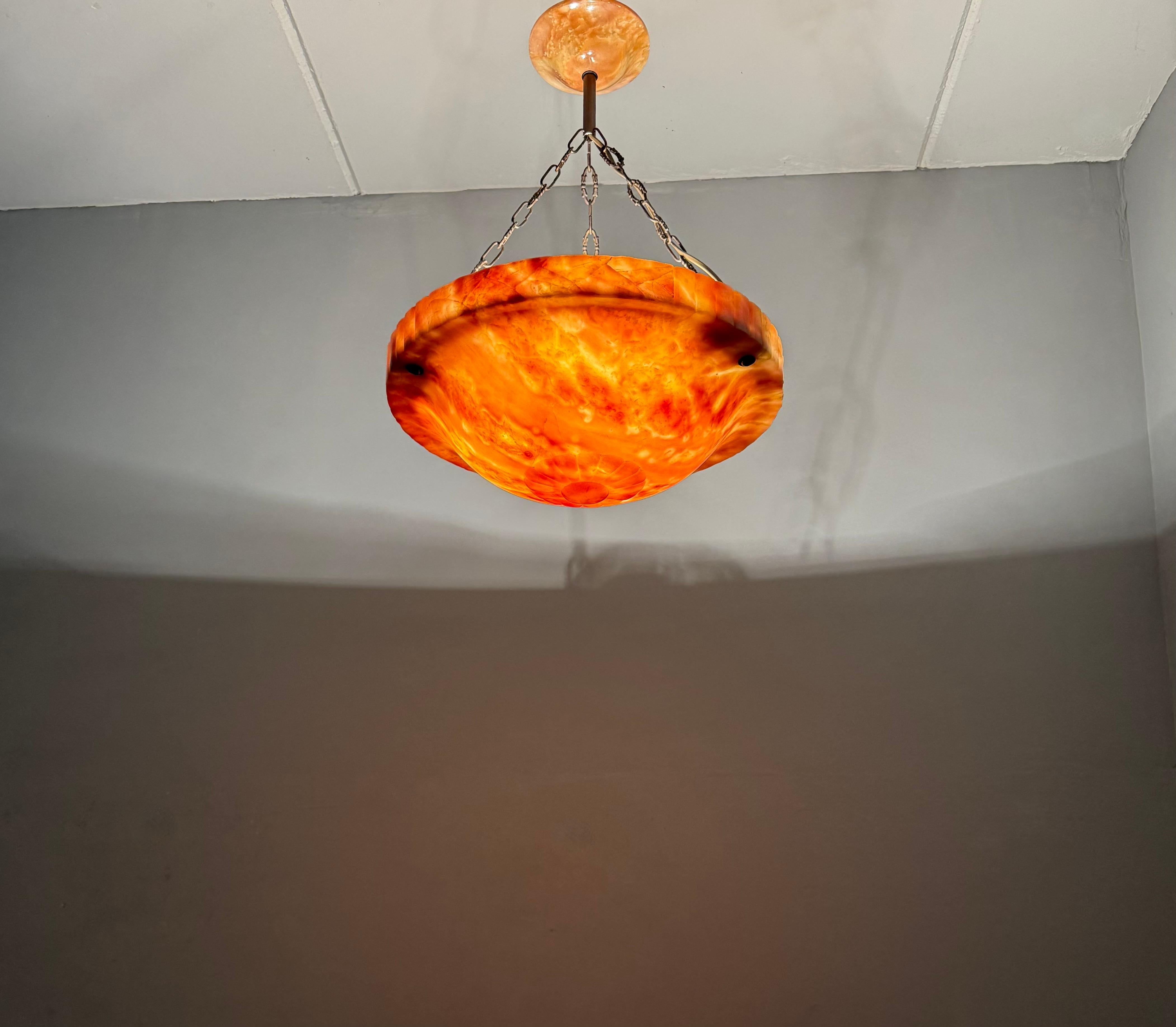 Raro e molto elegante, in buone condizioni e dal colore caldo, ciondolo a 3 luci in alabastro di grande qualità e design.

Questo raro apparecchio Art Deco, risalente ai tempi d'oro dell'Art Deco europea, è un'altra delle nostre recenti scoperte e