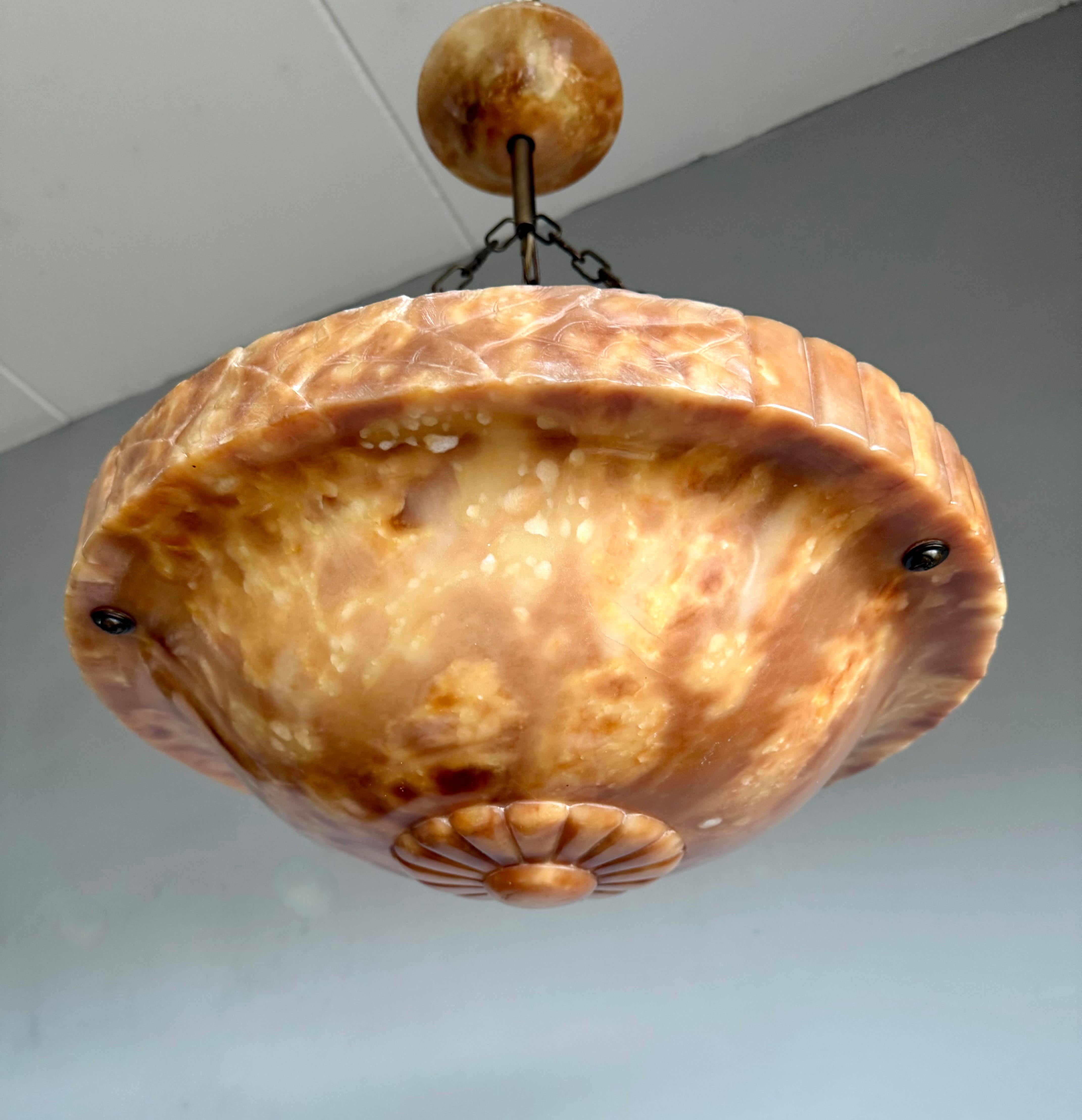 Intagliato a mano Grande 17,7Ø Art Deco e dimensioni perfette, plafoniera / pendente in alabastro a strati in vendita