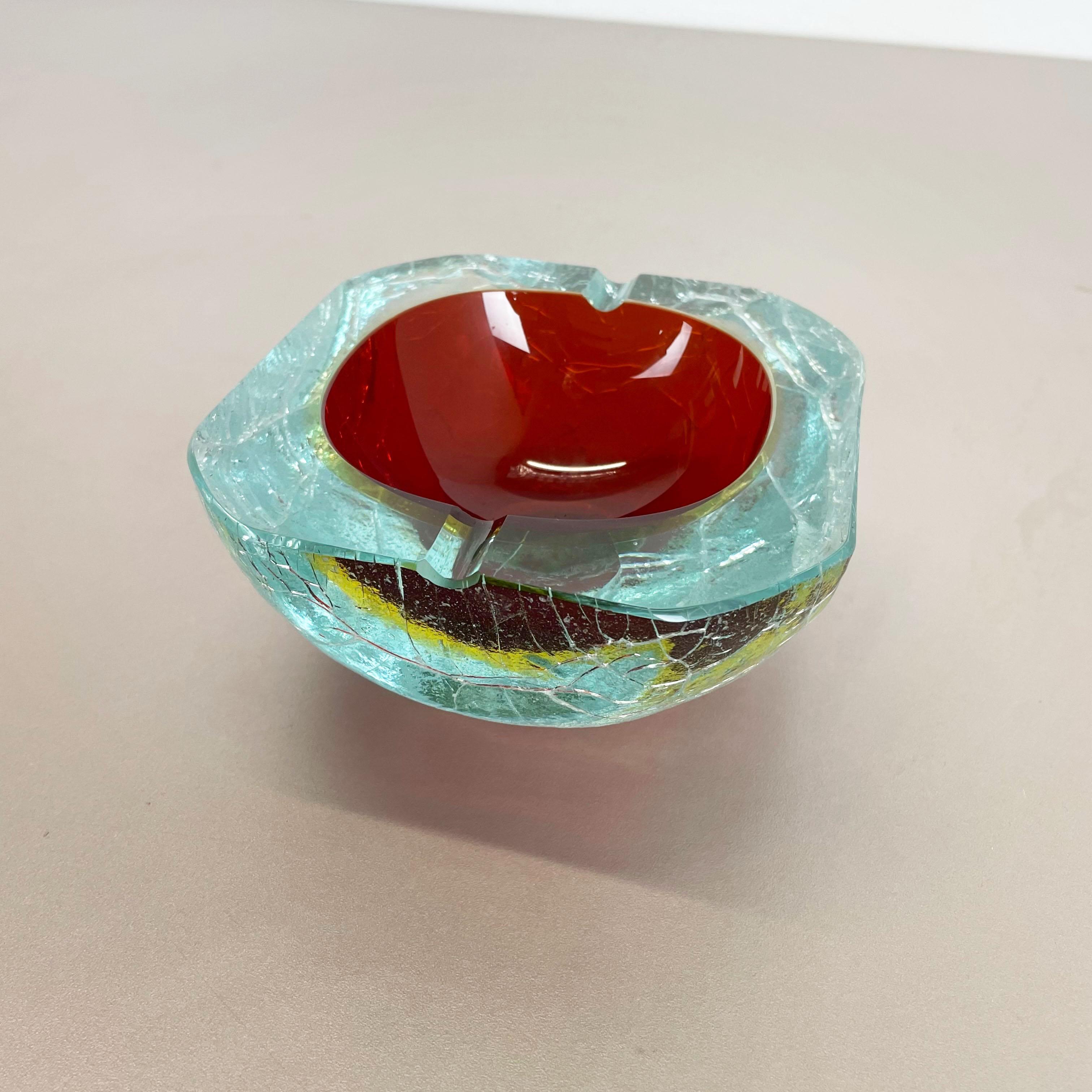 Verre de Murano Grand cendrier en verre de Murano de 1,7 kg avec structure craquelée et coquillages, élément de cendrier, Italie, années 1970 en vente