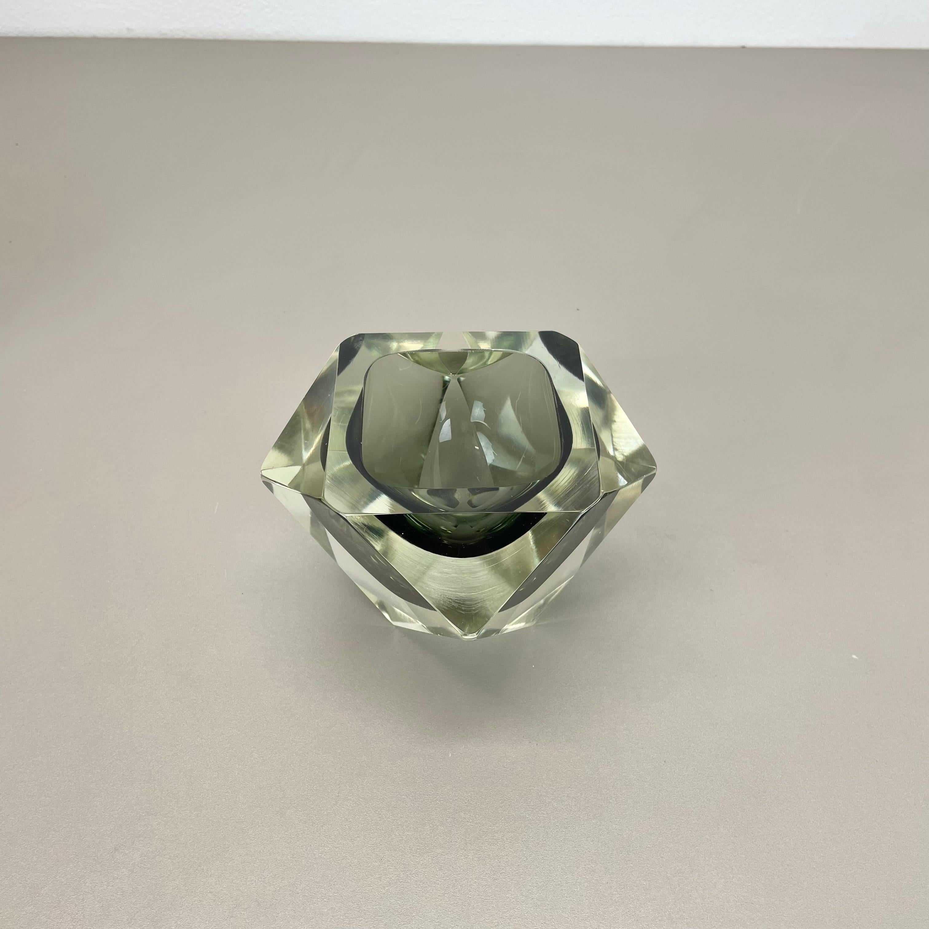 Artículo:

Cenicero de cristal de Murano


Origen:

Murano, Italia


Diseño:

Atribuido a Flavio Poli.


Década:

1970s



Este original elemento vintage de cristal para cenicero fue diseñado por Flavio Poli (atribuido a) y fabricado en la década de