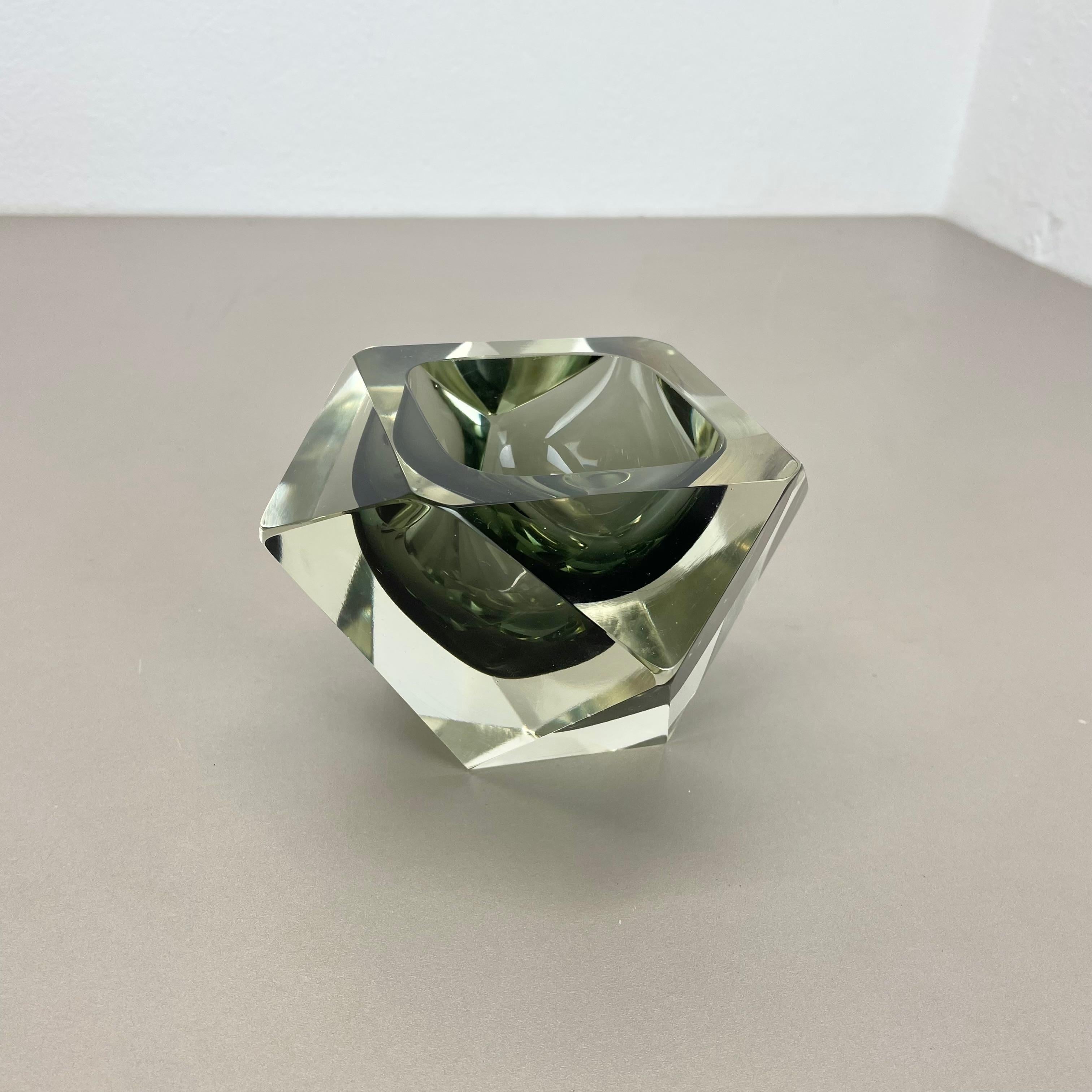 Elemento grande de cristal de Murano DIAMANTE de 1,7 kg, atribuido a Flavio Poli, Italia 1970 Moderno de mediados de siglo en venta