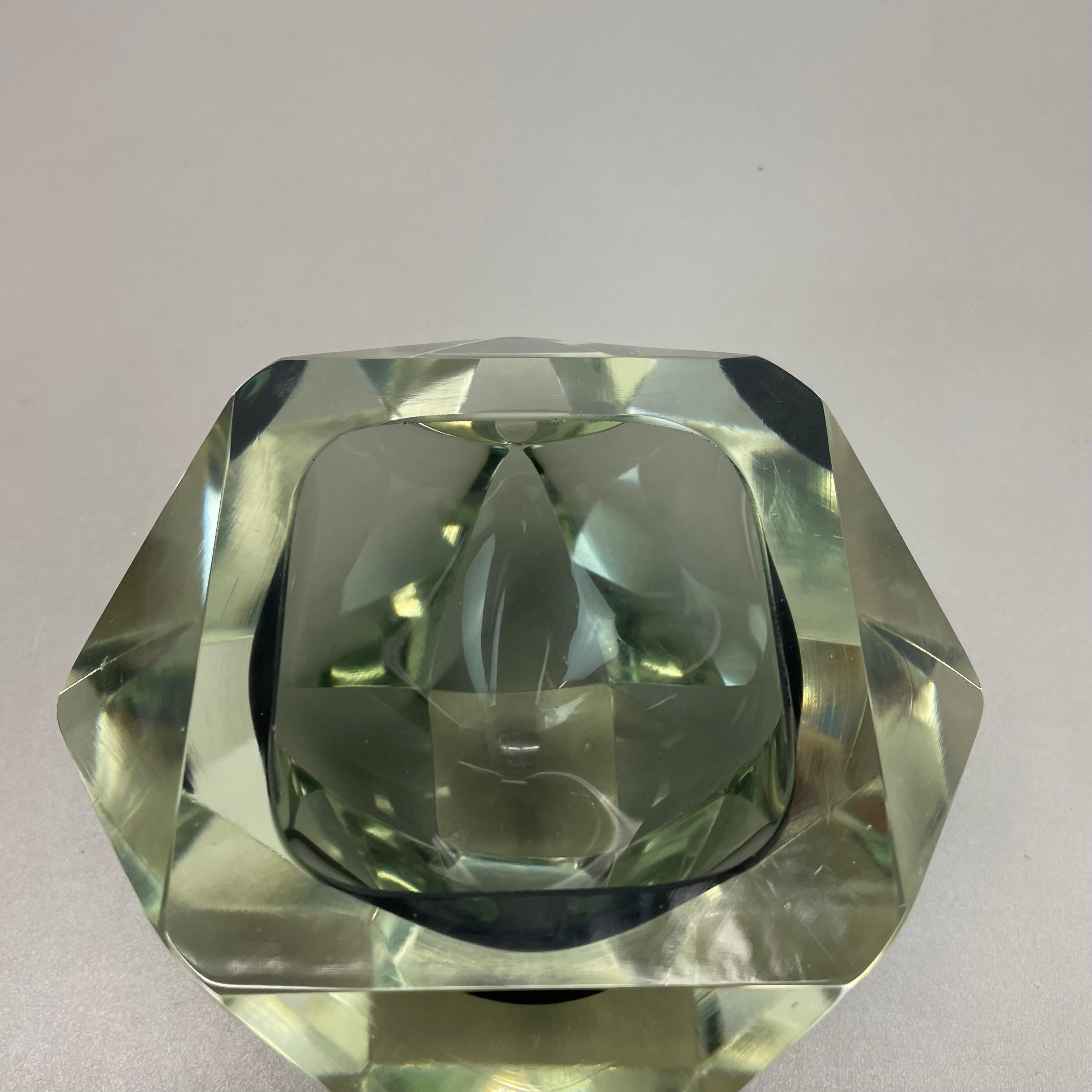 Elemento grande de cristal de Murano DIAMANTE de 1,7 kg, atribuido a Flavio Poli, Italia 1970 siglo XX en venta
