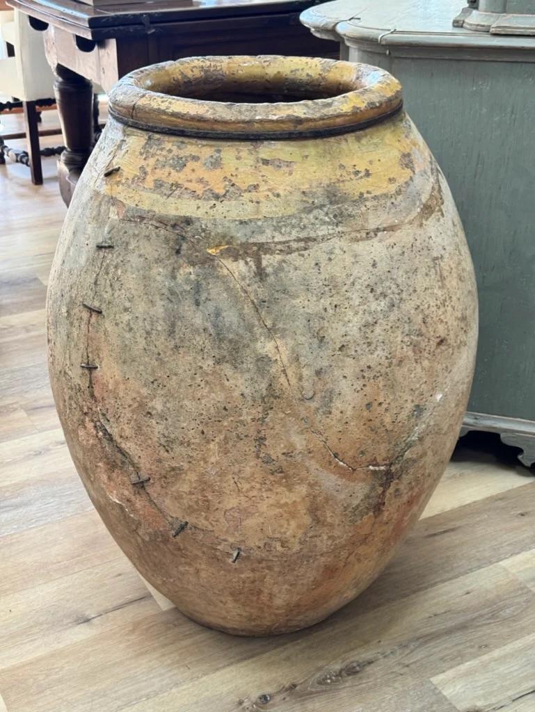 Exceptionnelle grande jarre de Biot des XVIIe et XVIIIe siècles, Ces gigantesques jarres, une merveille d'artisanat, étaient utilisées pour le transport de l'huile dans tout le bassin méditerranéen. Biot était l'un des rares ateliers à marquer