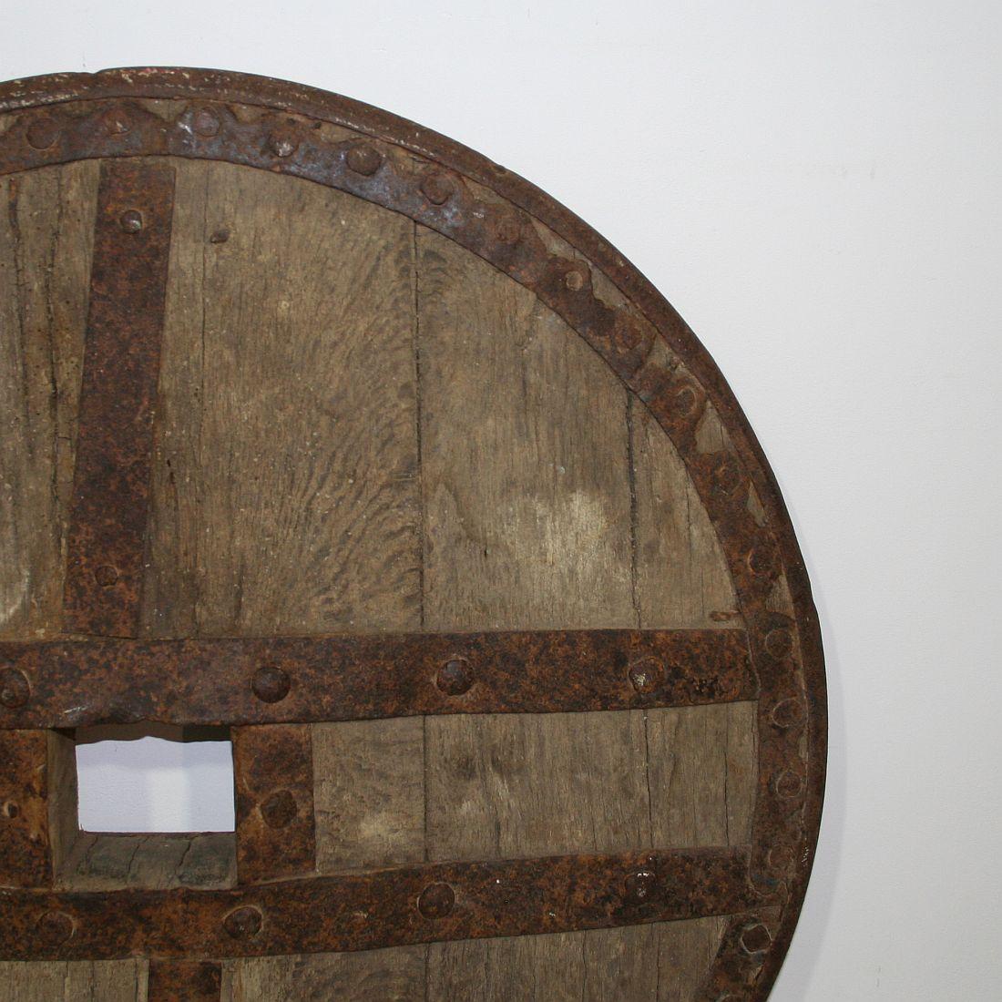 Large 17th-18th Century Primitive Spanish Chariot Wheel In Good Condition In Buisson, FR