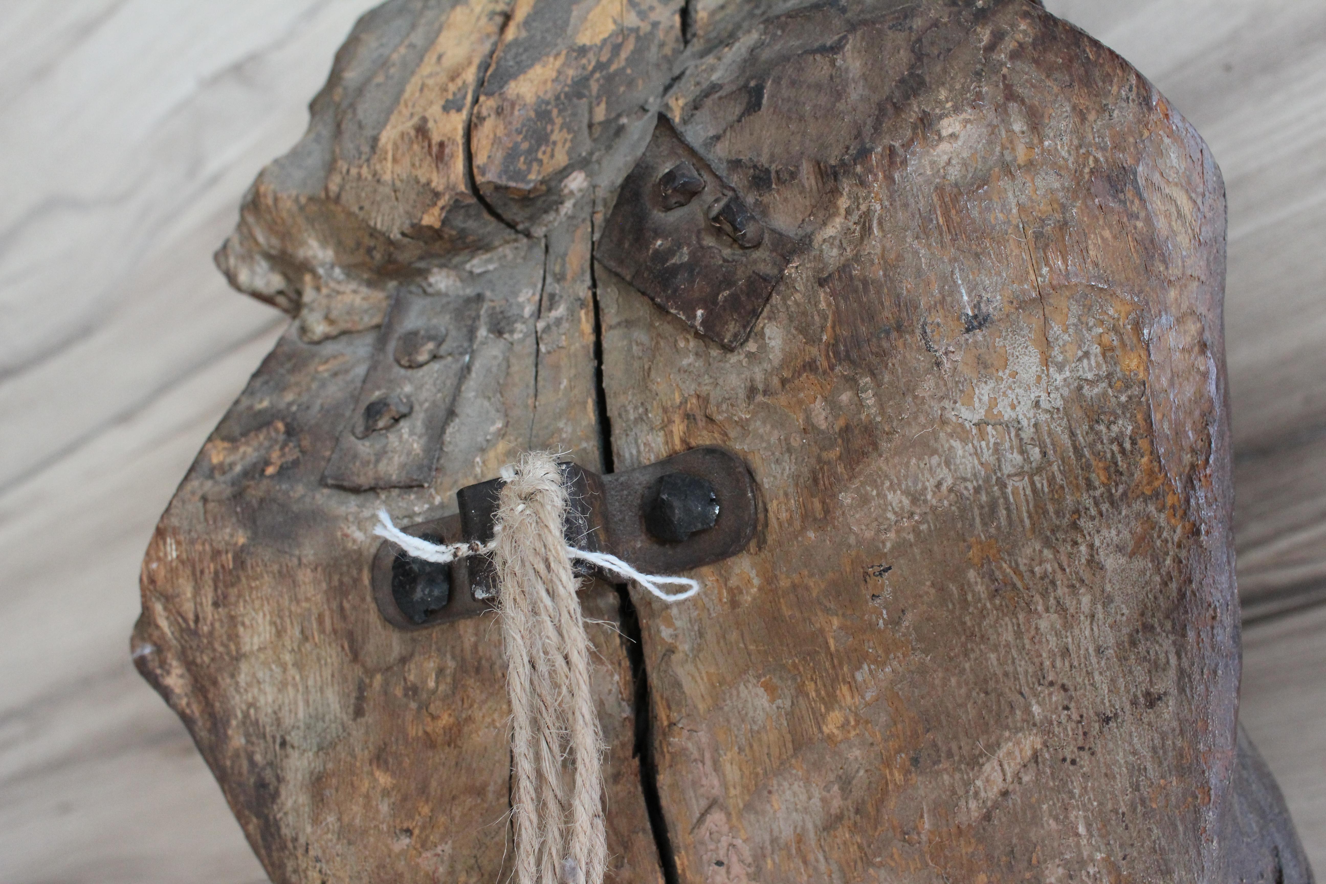 Außergewöhnlicher und großer spanischer Corpus Christi aus dem 17. Hergestellt aus Lindenholz und fein geschnitzt mit hochwertigen Details. Die langgestreckten, dünnen und gestreckten anatomischen Merkmale tragen zum Gesamteindruck der