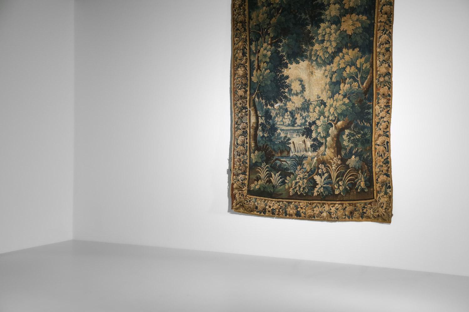 Grande tapisserie française d'Aubusson du 17ème siècle « Verdure »  en vente 3