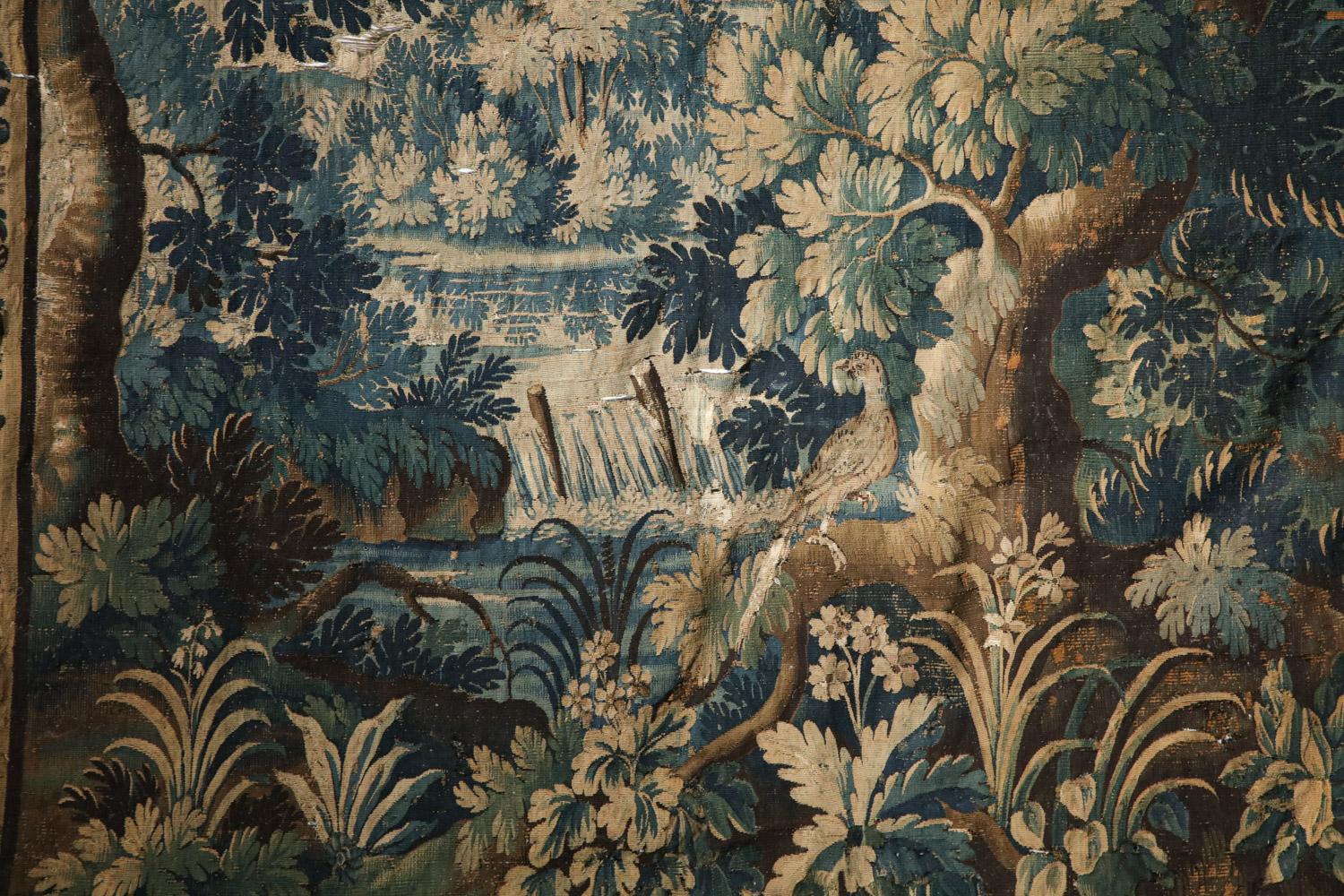 Français Grande tapisserie française d'Aubusson du 17ème siècle « Verdure »  en vente