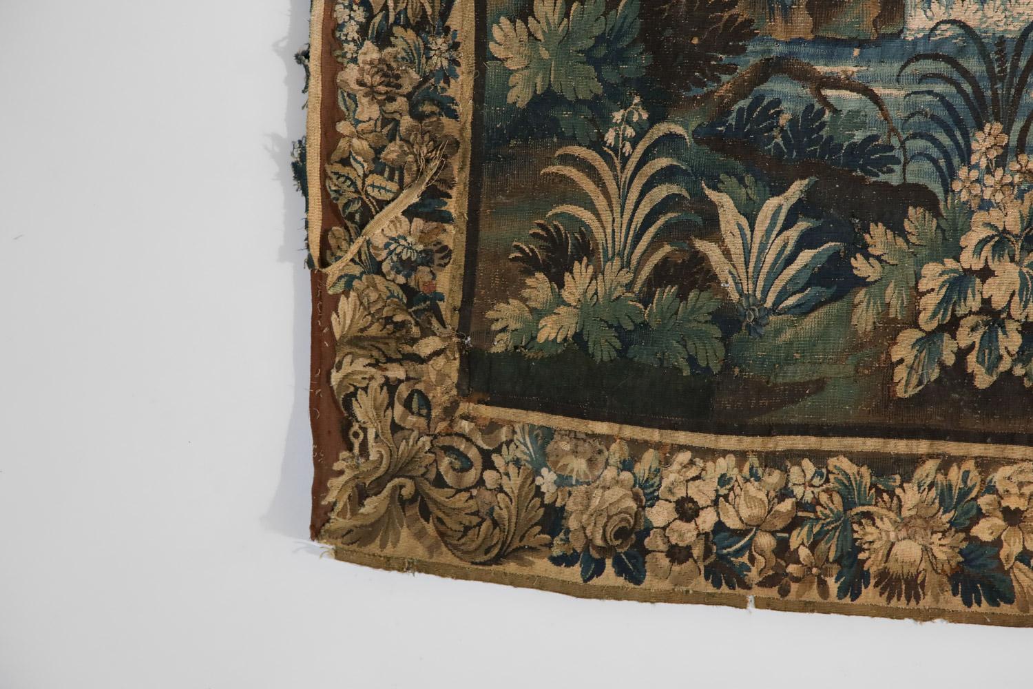 Grande tapisserie française d'Aubusson du 17ème siècle « Verdure »  Abîmé - En vente à Lyon, FR