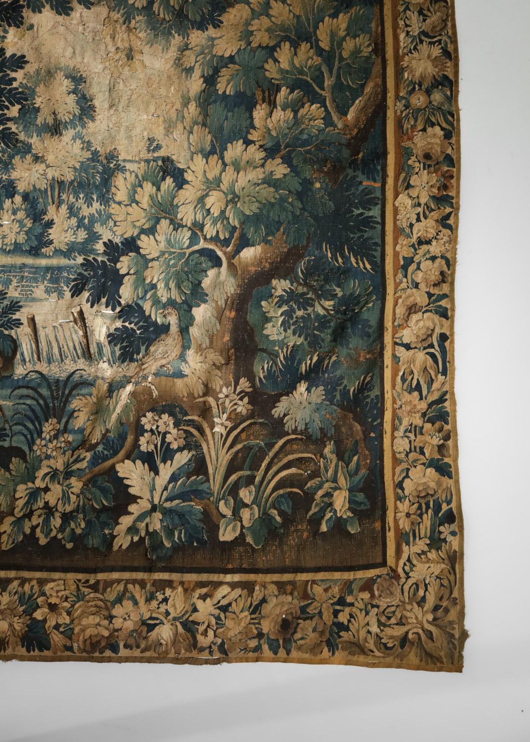 XVIIIe siècle et antérieur Grande tapisserie française d'Aubusson du 17ème siècle « Verdure »  en vente
