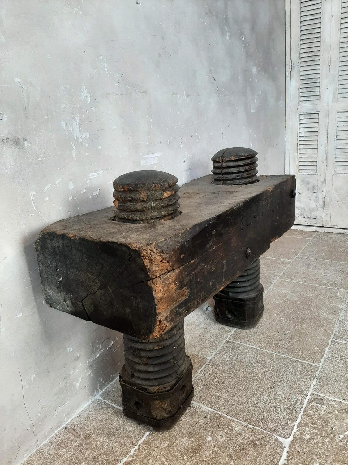 Large 17th Century Dutch Oak Press with Hand Carved Screw Wire In Good Condition In Baambrugge, NL