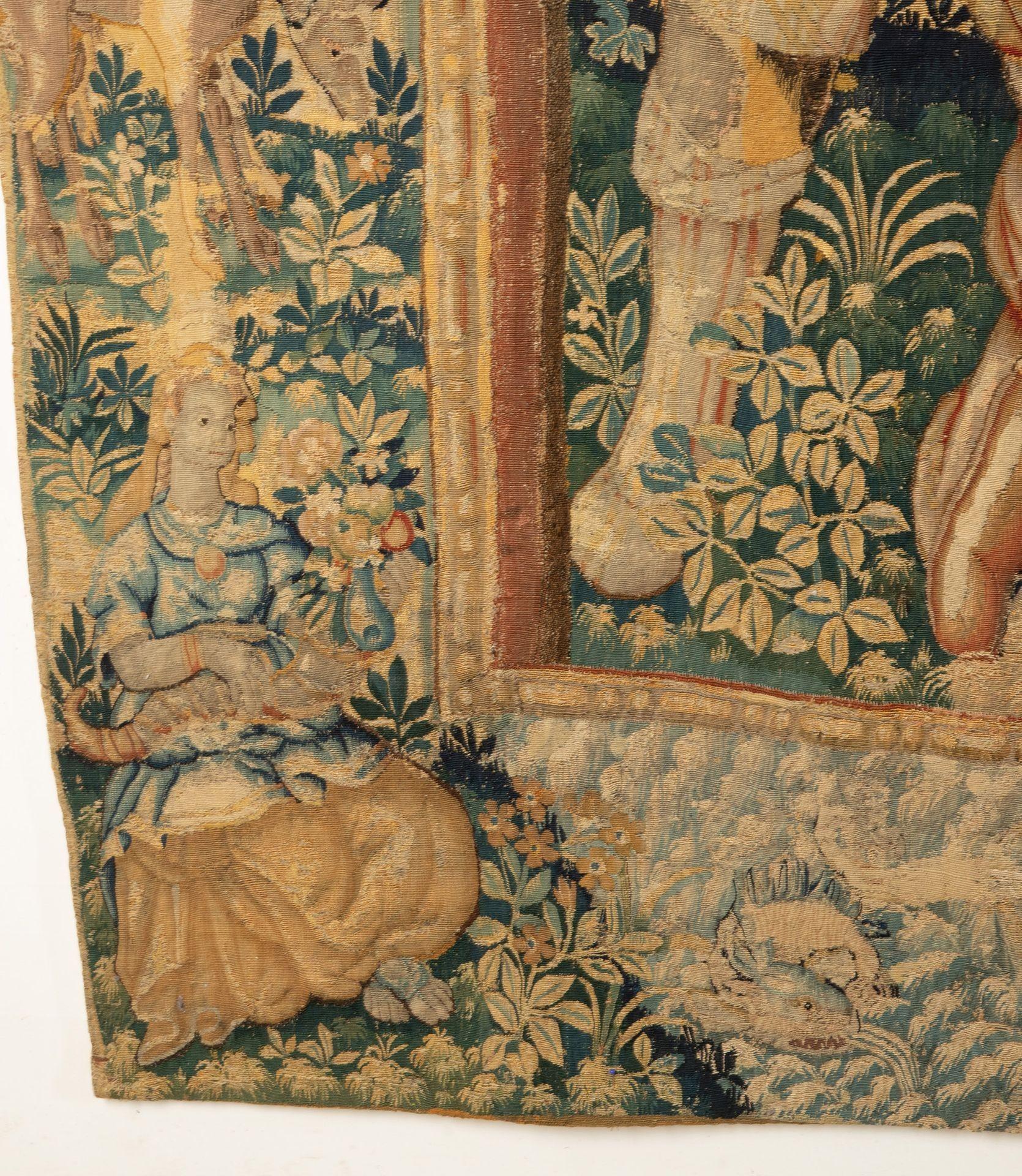 Grande arazzo fiammingo del XVI-XVII secolo.

Soggetto dell'Antico Testamento che ritrae il re Salomone in piedi davanti alla sua tenda in armatura e che riceve in dono due pavoni da un vecchio mercante che si inginocchia davanti a lui. Dietro a