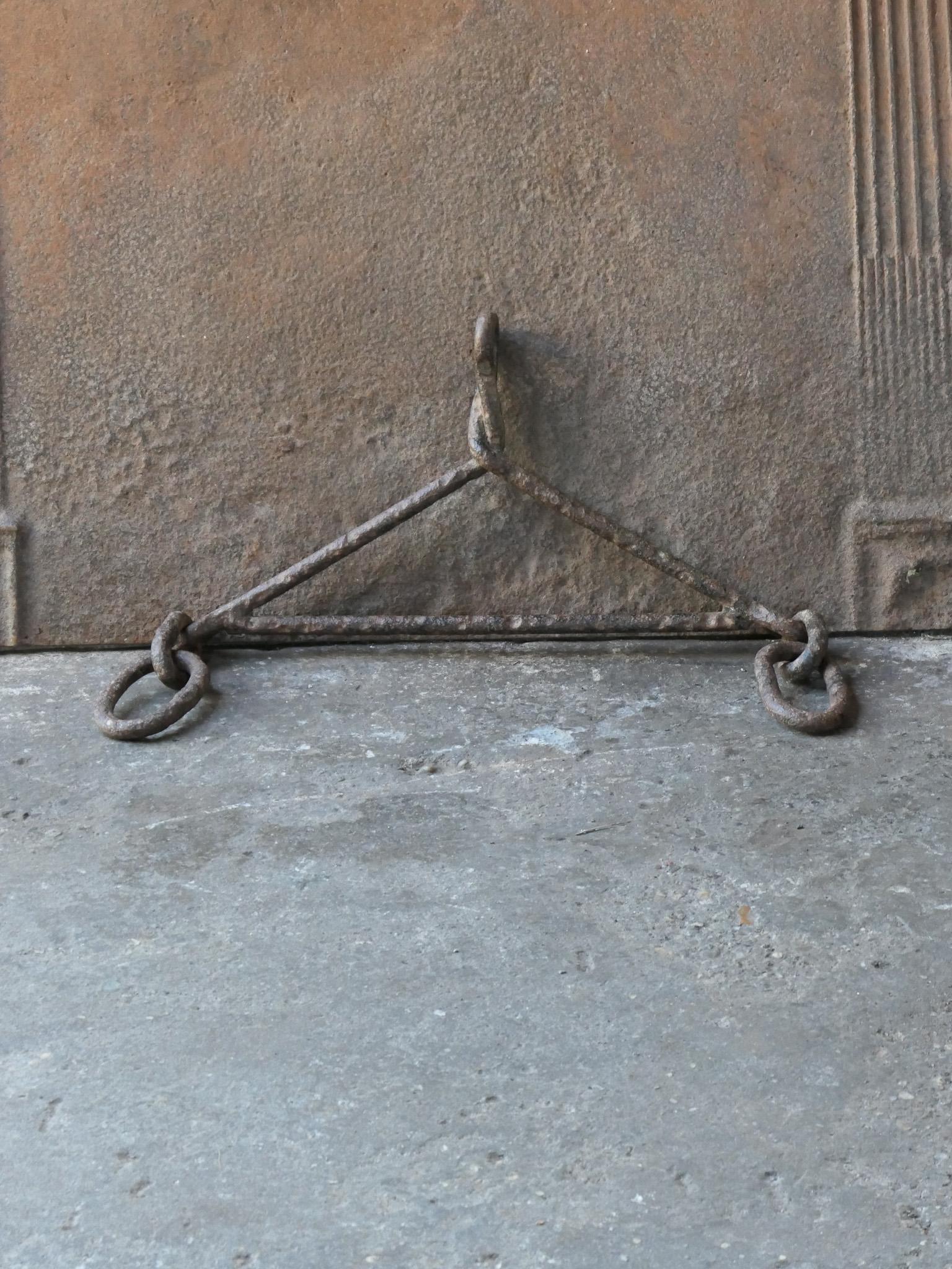 Percha francesa del siglo XVII, época Luis XIV, de hierro forjado. 

El trasmallo se utilizaba para cocinar, para colgar las ollas sobre el fuego. 