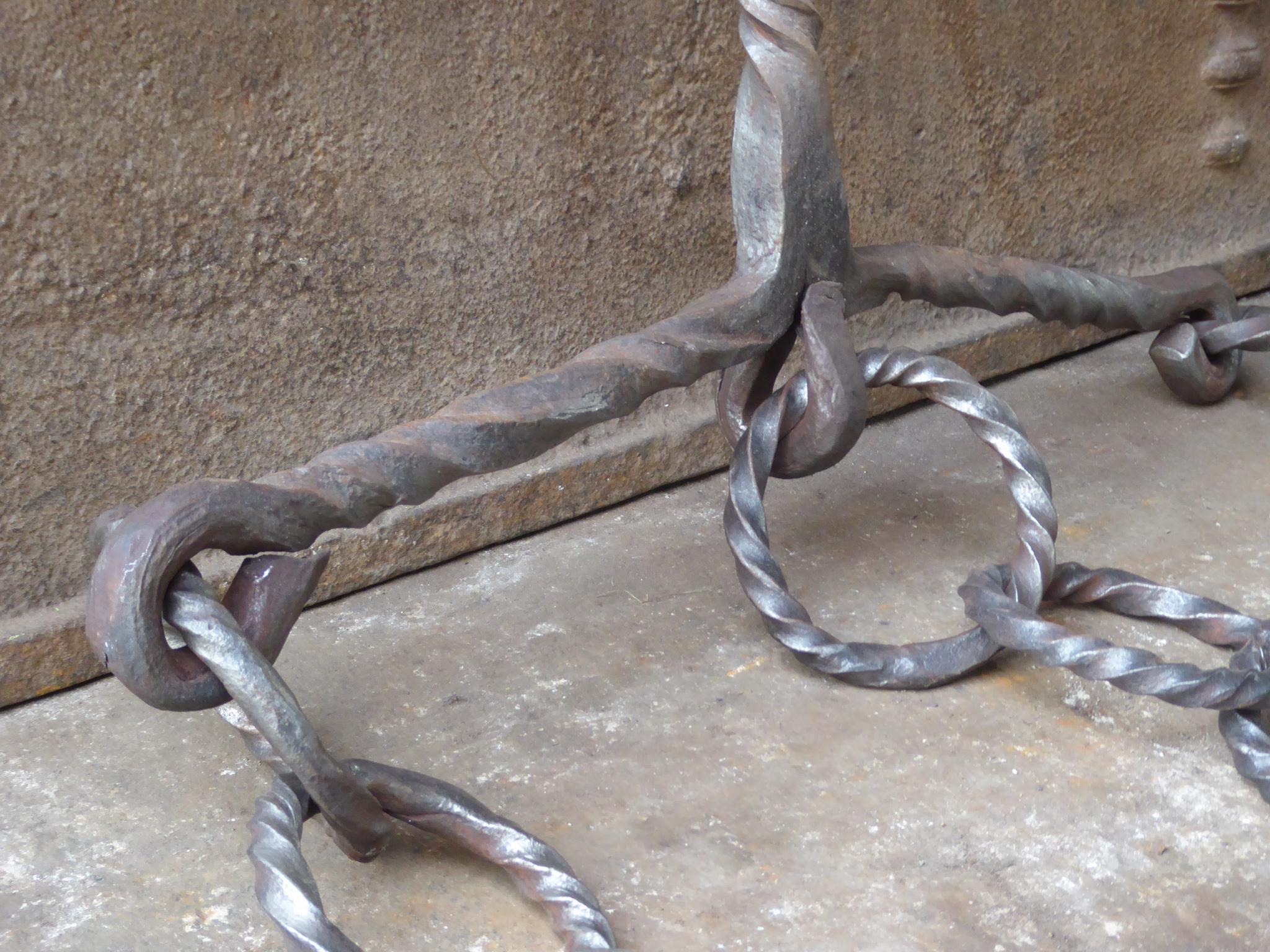 Ferro battuto Grande tramaglio o gancio per caminetto francese del XVII secolo in vendita