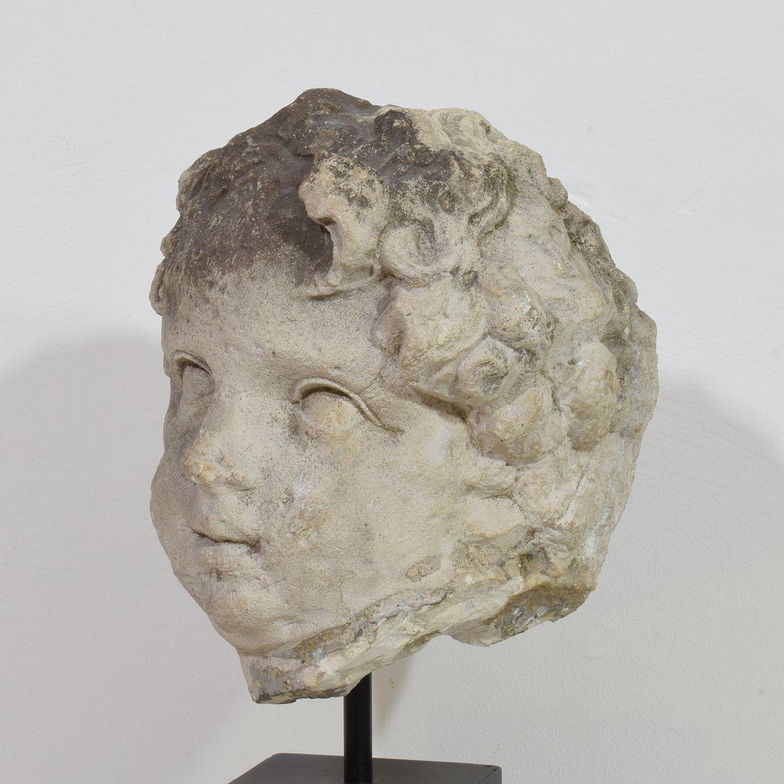 Grande tête française du 17ème siècle en pierre calcaire sculptée à la main en vente 3