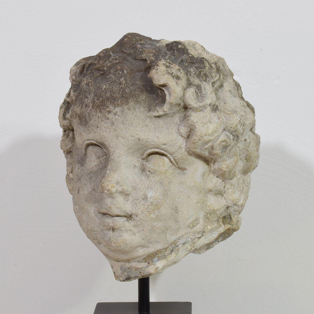 Grande tête française du 17ème siècle en pierre calcaire sculptée à la main en vente 4