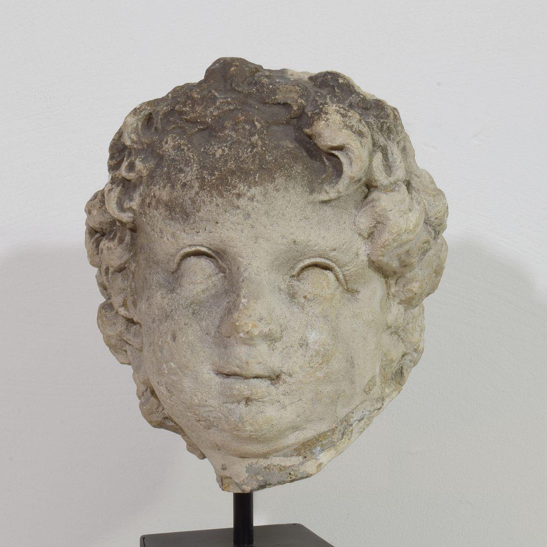 Grande tête française du 17ème siècle en pierre calcaire sculptée à la main en vente 5