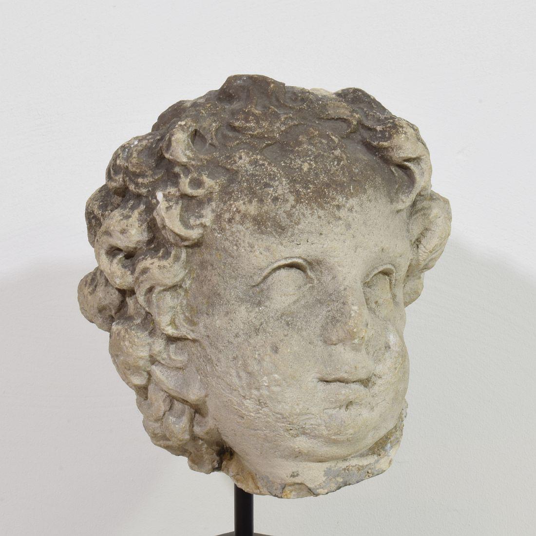 Grande tête française du 17ème siècle en pierre calcaire sculptée à la main en vente 6