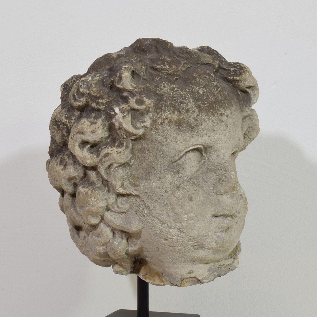 Grande tête française du 17ème siècle en pierre calcaire sculptée à la main en vente 7